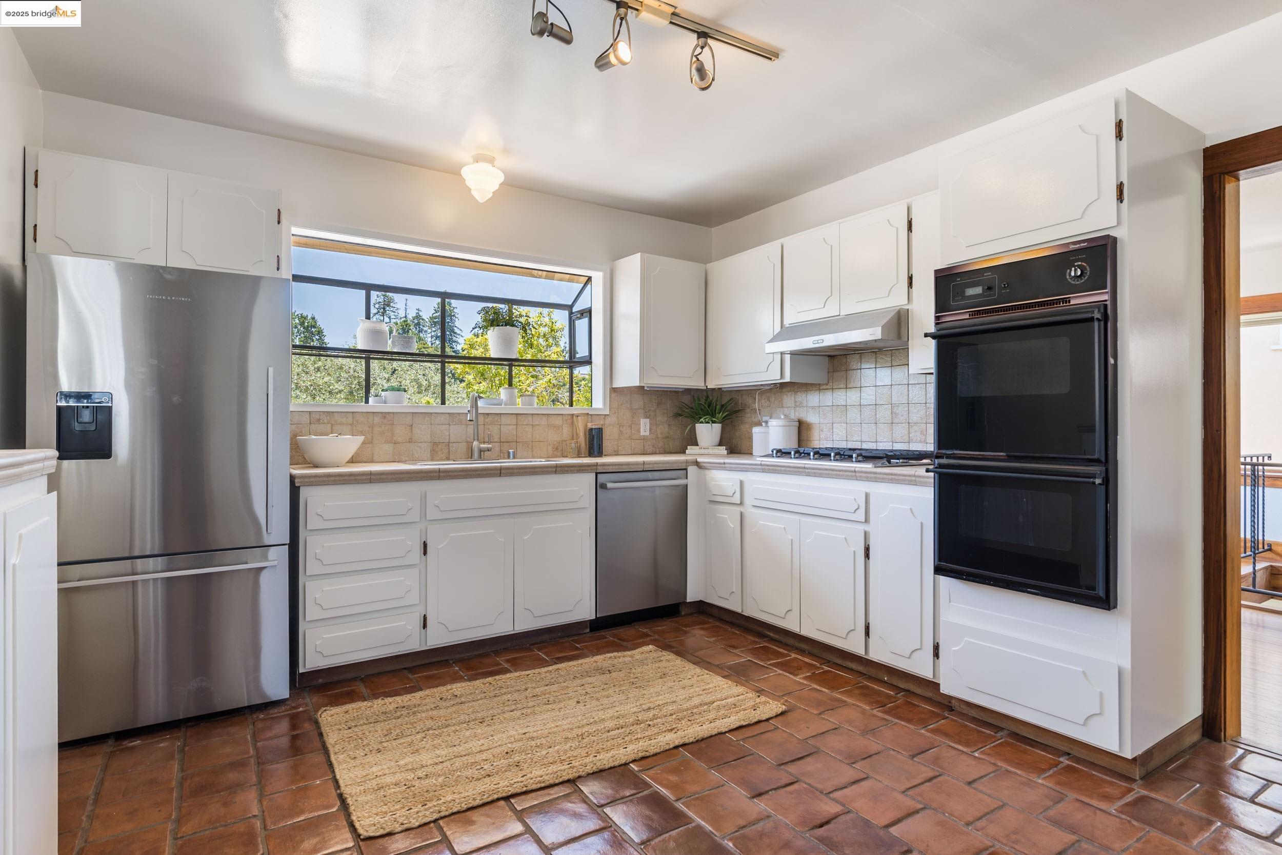Detail Gallery Image 12 of 50 For 769 Santa Ray Ave, Oakland,  CA 94610 - 3 Beds | 3 Baths