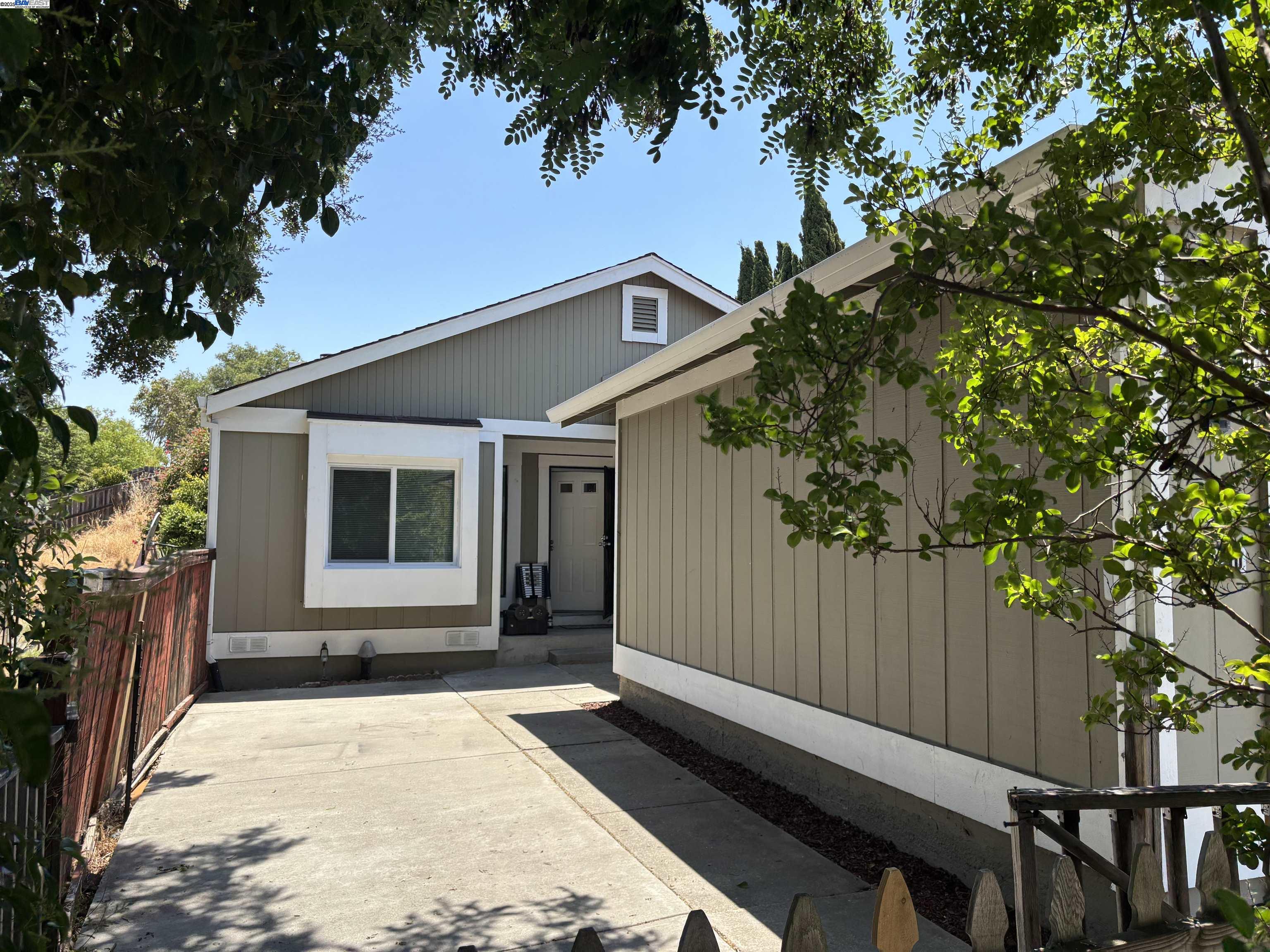 Detail Gallery Image 1 of 44 For 1290 Canterbury, Hercules,  CA 94547 - 3 Beds | 2 Baths
