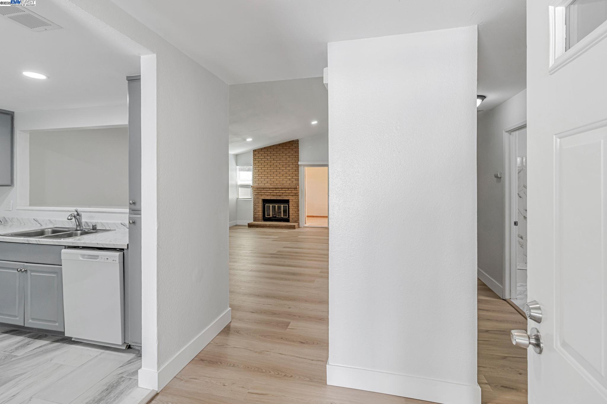 Detail Gallery Image 21 of 44 For 1290 Canterbury, Hercules,  CA 94547 - 3 Beds | 2 Baths