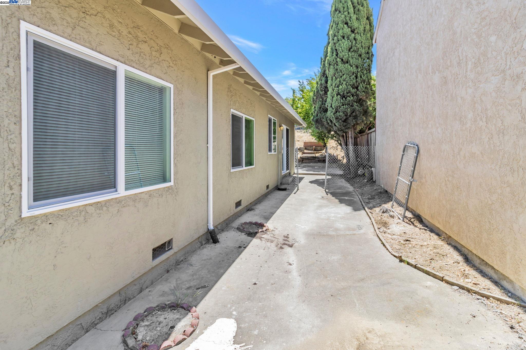Detail Gallery Image 31 of 44 For 1290 Canterbury, Hercules,  CA 94547 - 3 Beds | 2 Baths