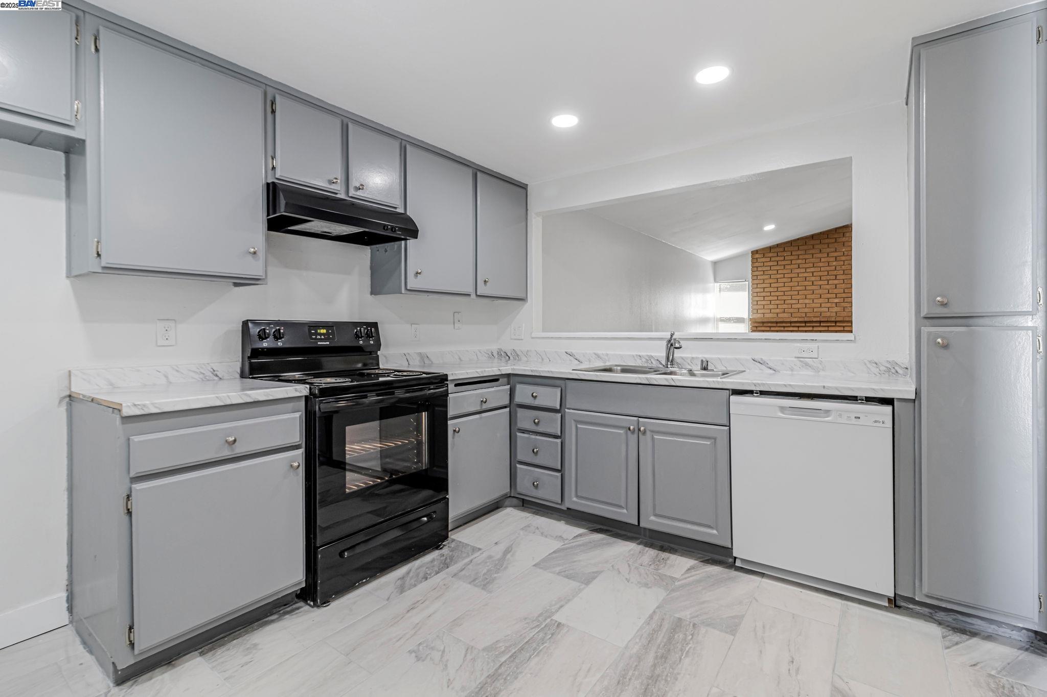 Detail Gallery Image 9 of 44 For 1290 Canterbury, Hercules,  CA 94547 - 3 Beds | 2 Baths