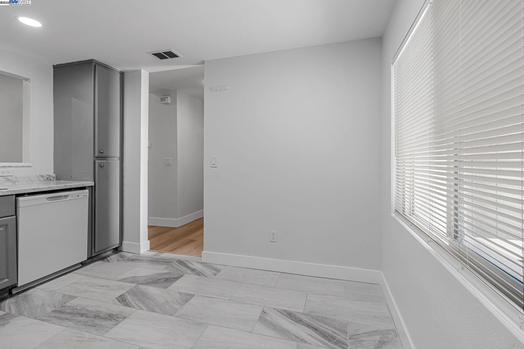Detail Gallery Image 10 of 44 For 1290 Canterbury, Hercules,  CA 94547 - 3 Beds | 2 Baths