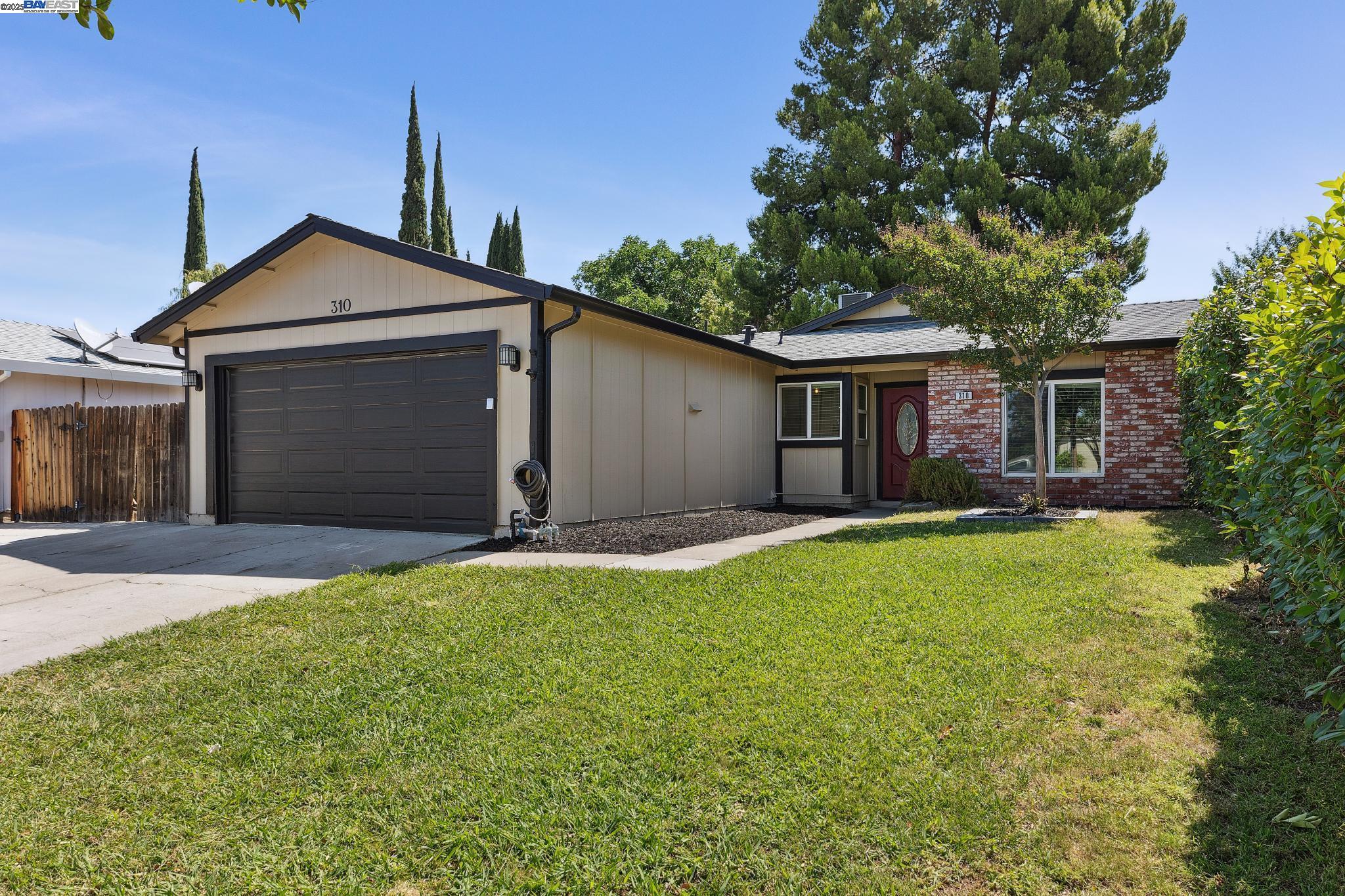 Detail Gallery Image 1 of 29 For 310 S Central Ave, Tracy,  CA 95376 - 3 Beds | 2 Baths