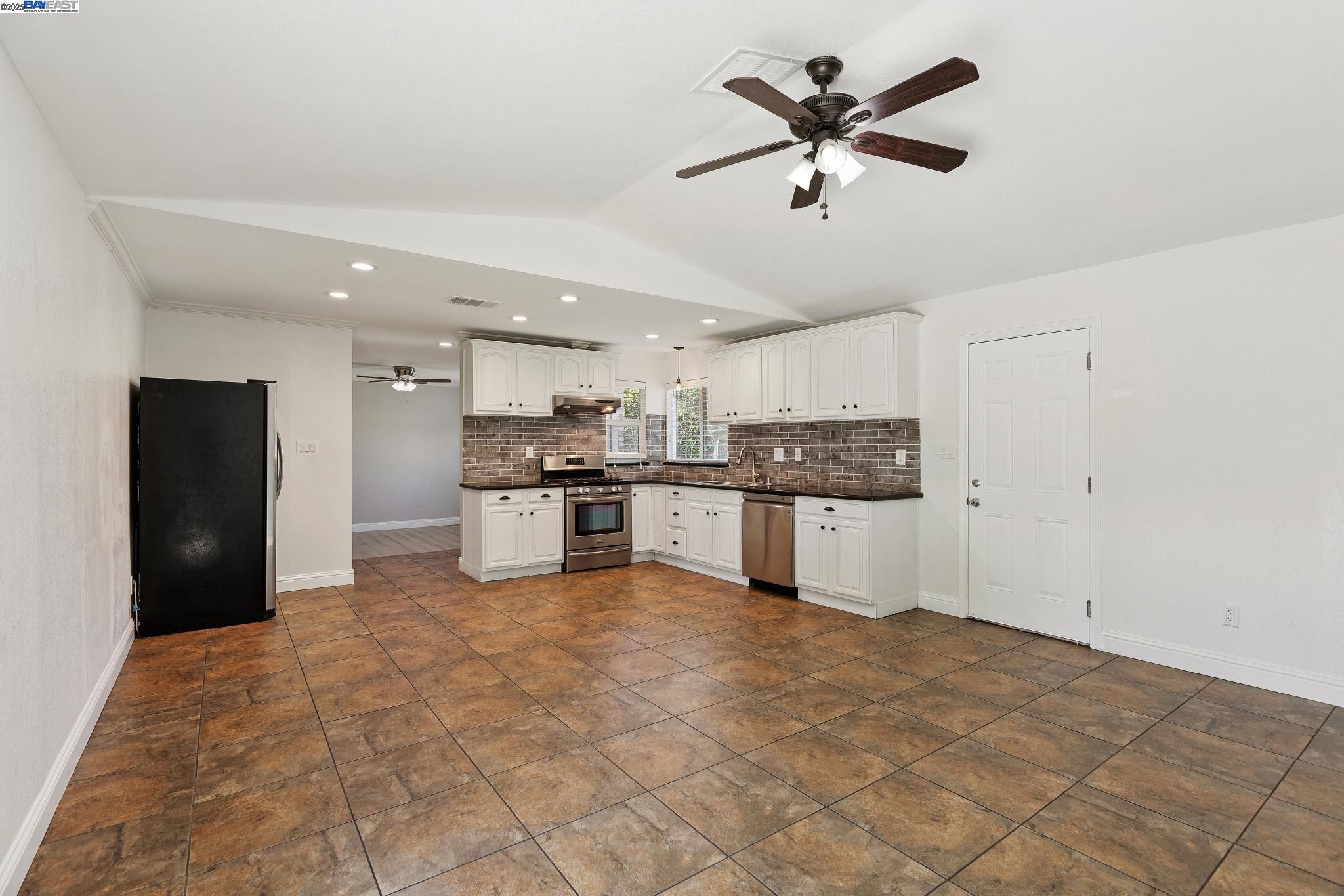 Detail Gallery Image 11 of 29 For 310 S Central Ave, Tracy,  CA 95376 - 3 Beds | 2 Baths