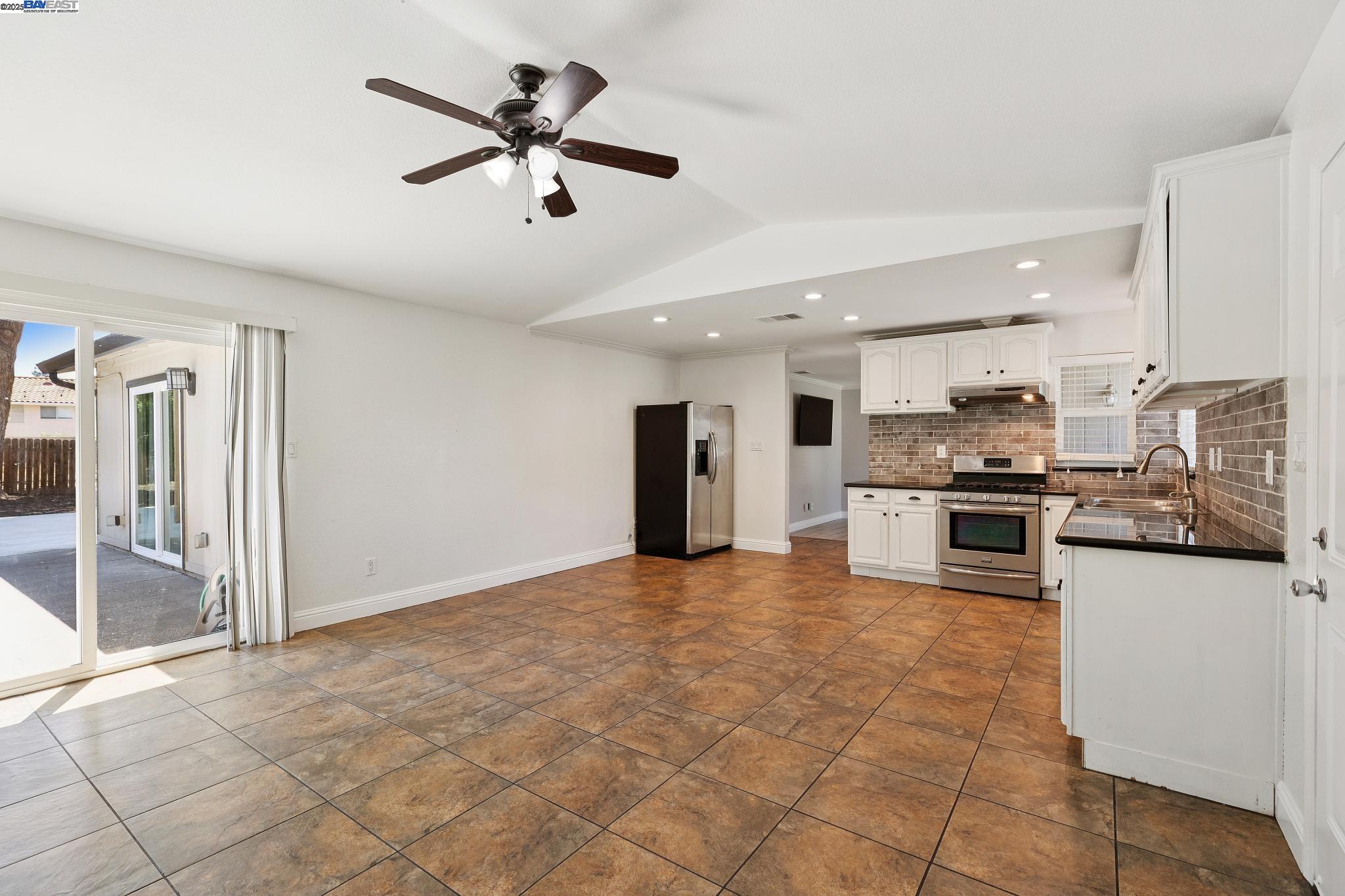 Detail Gallery Image 12 of 29 For 310 S Central Ave, Tracy,  CA 95376 - 3 Beds | 2 Baths