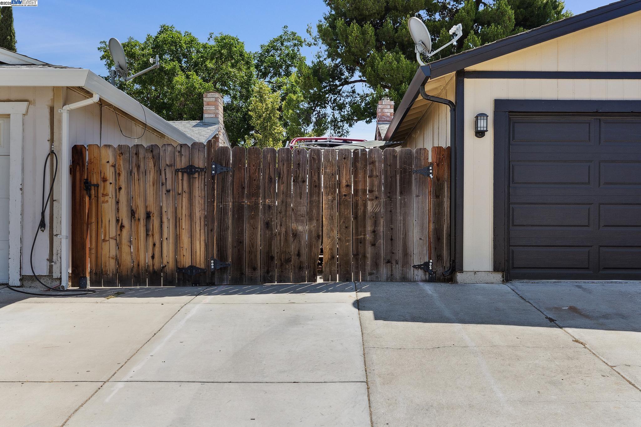 Detail Gallery Image 3 of 29 For 310 S Central Ave, Tracy,  CA 95376 - 3 Beds | 2 Baths