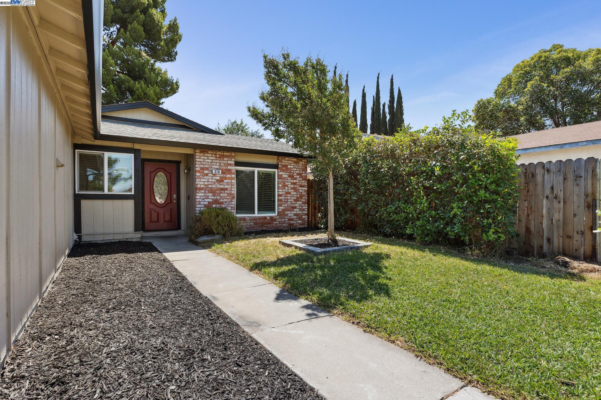 Detail Gallery Image 4 of 29 For 310 S Central Ave, Tracy,  CA 95376 - 3 Beds | 2 Baths