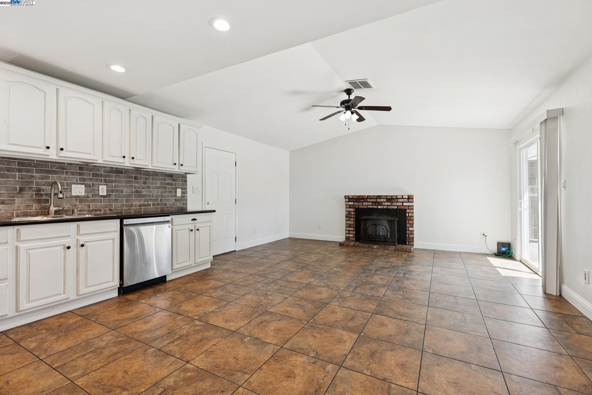Detail Gallery Image 9 of 29 For 310 S Central Ave, Tracy,  CA 95376 - 3 Beds | 2 Baths