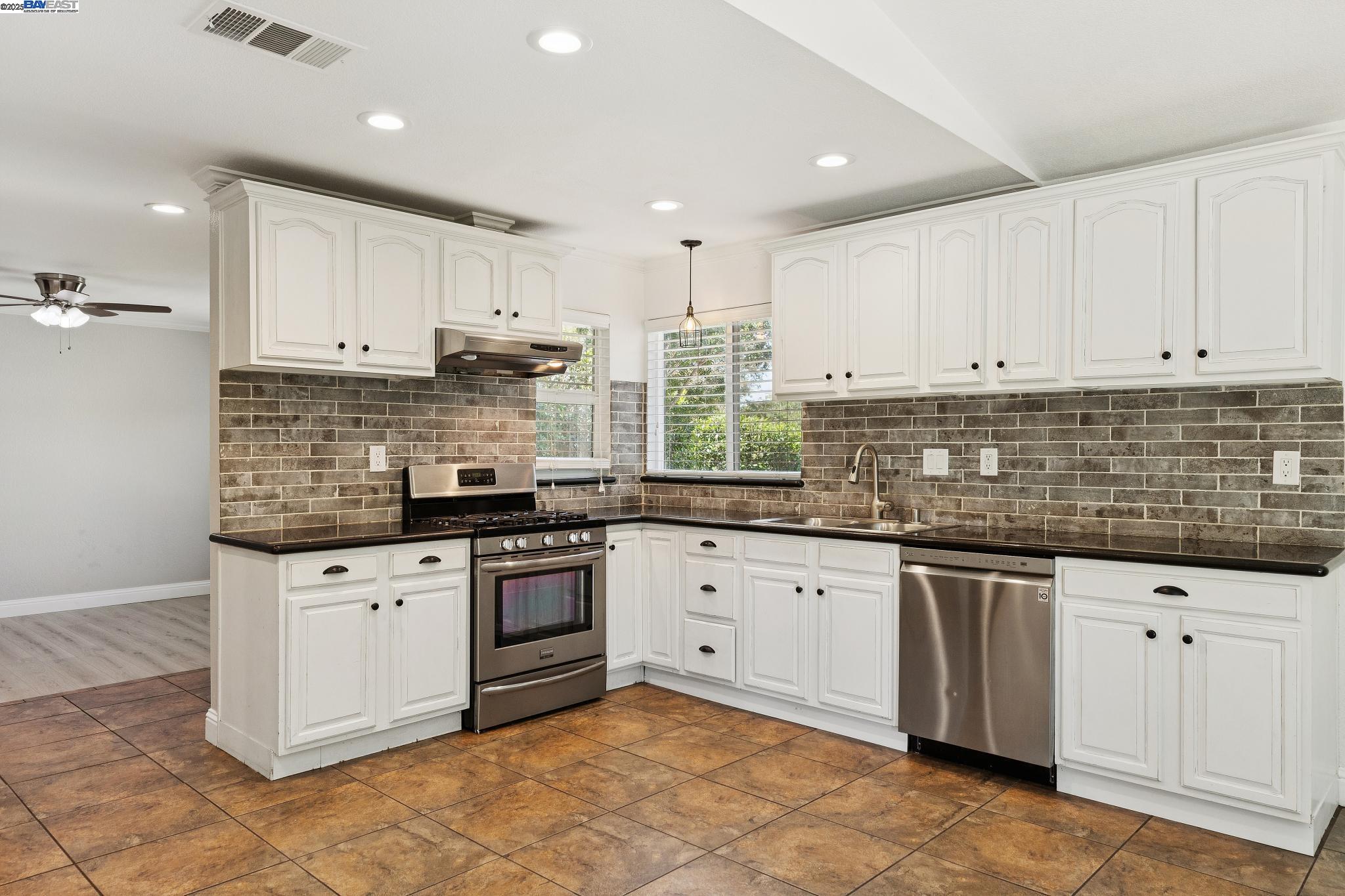 Detail Gallery Image 10 of 29 For 310 S Central Ave, Tracy,  CA 95376 - 3 Beds | 2 Baths