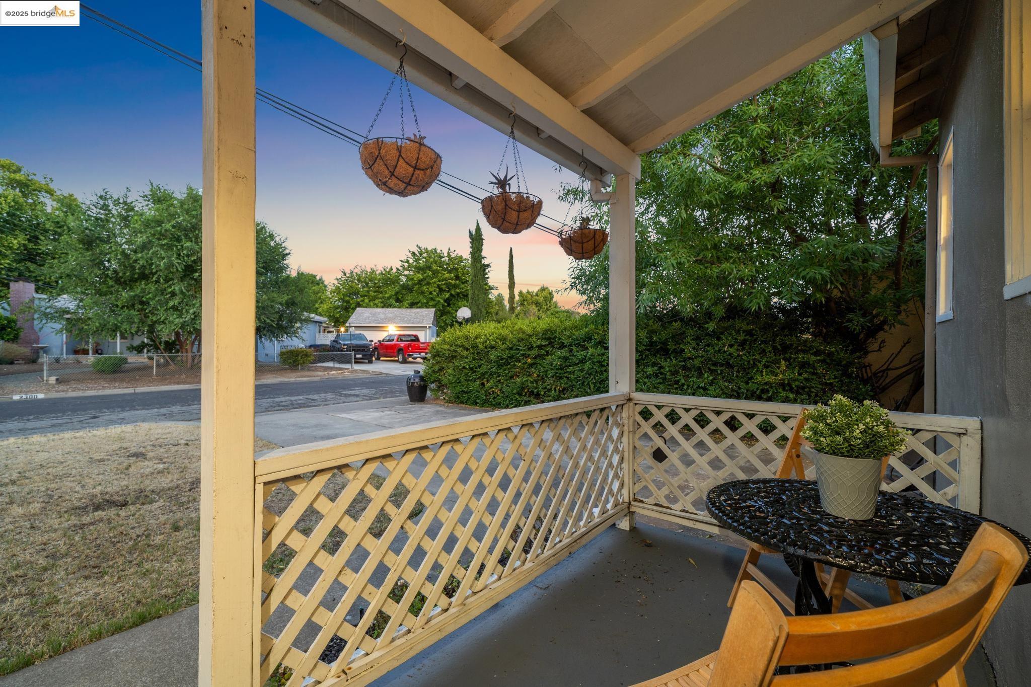 Detail Gallery Image 2 of 41 For 2670 Crescent Dr, Concord,  CA 94520 - 2 Beds | 2 Baths