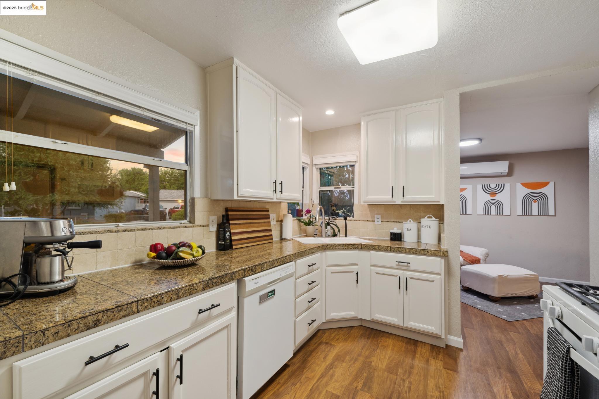 Detail Gallery Image 12 of 41 For 2670 Crescent Dr, Concord,  CA 94520 - 2 Beds | 2 Baths