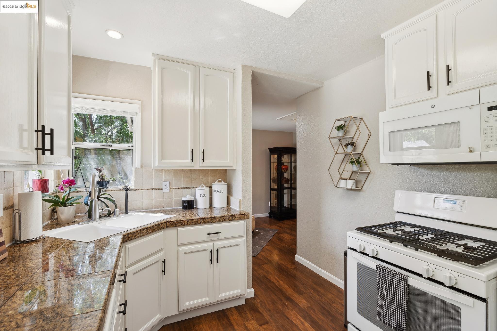 Detail Gallery Image 13 of 41 For 2670 Crescent Dr, Concord,  CA 94520 - 2 Beds | 2 Baths