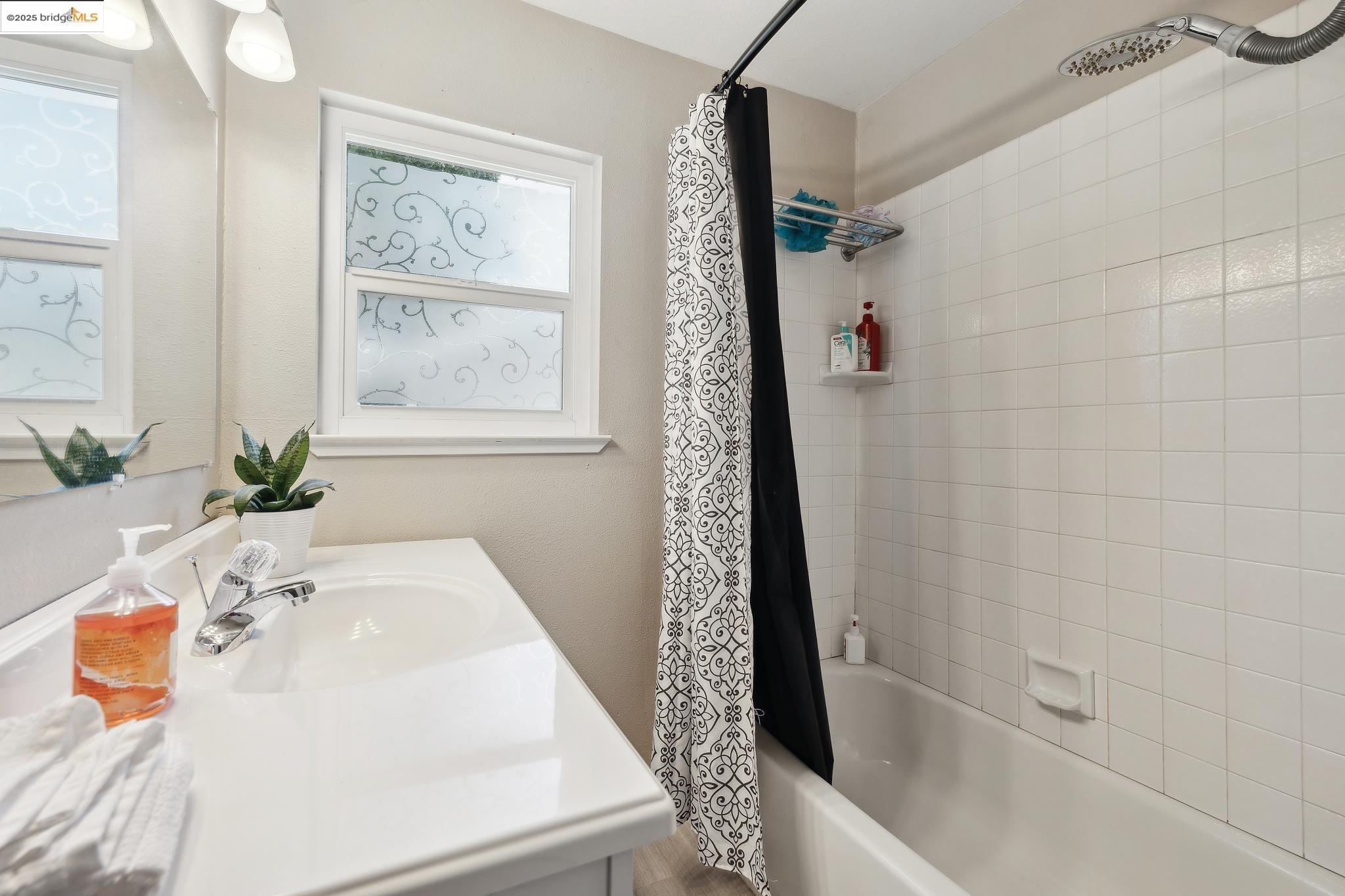 Detail Gallery Image 22 of 41 For 2670 Crescent Dr, Concord,  CA 94520 - 2 Beds | 2 Baths