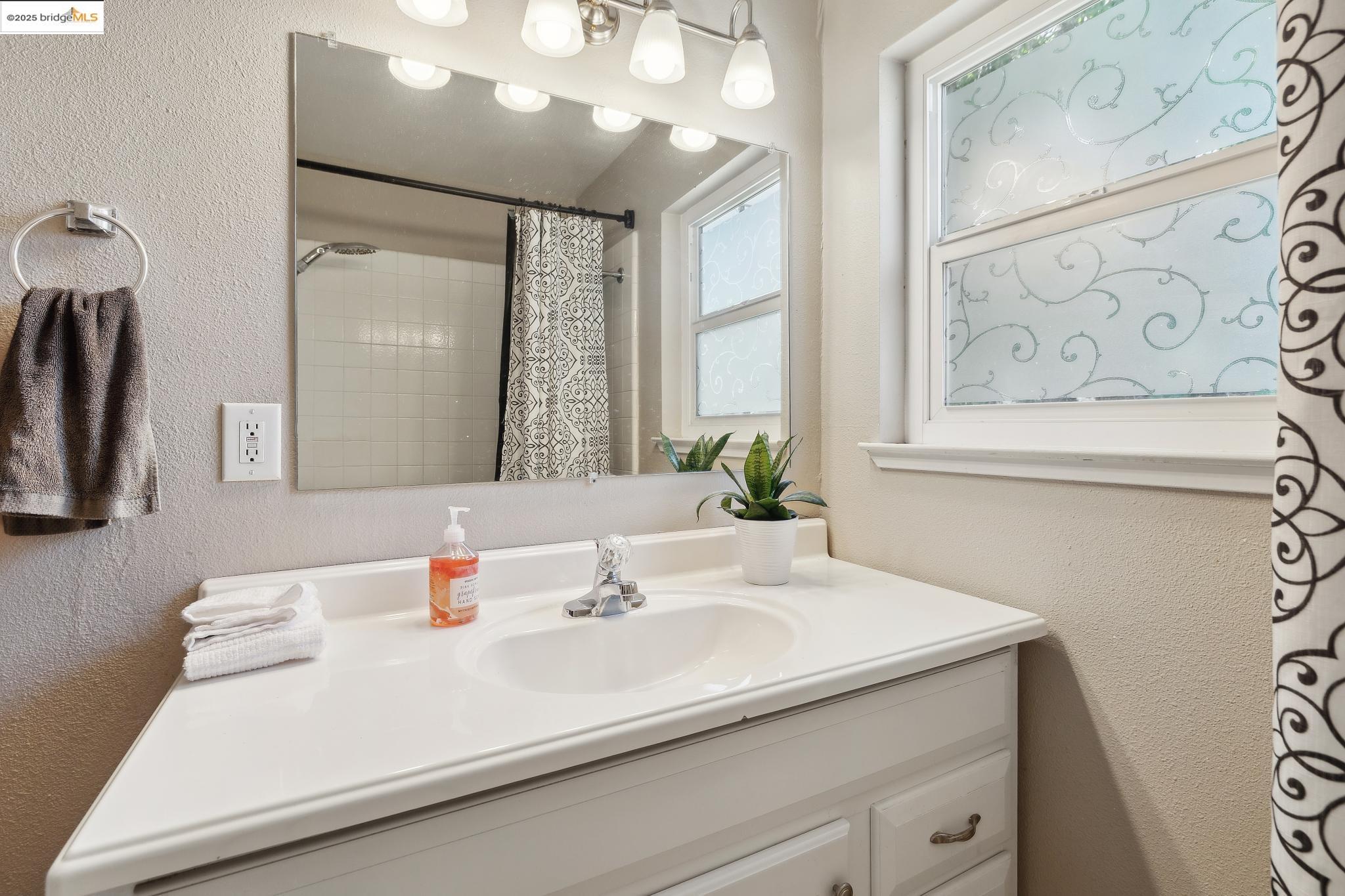 Detail Gallery Image 23 of 41 For 2670 Crescent Dr, Concord,  CA 94520 - 2 Beds | 2 Baths