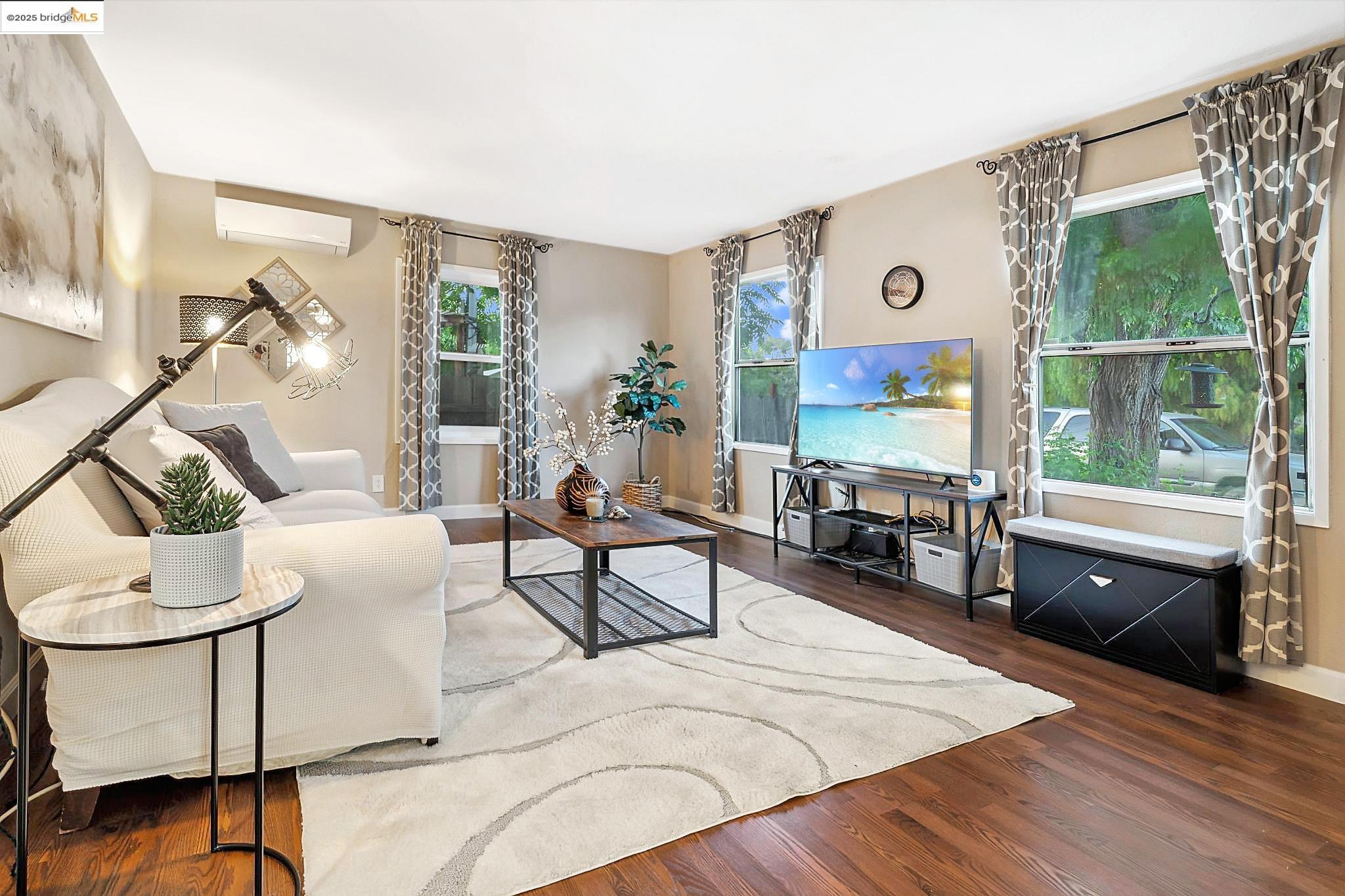 Detail Gallery Image 4 of 41 For 2670 Crescent Dr, Concord,  CA 94520 - 2 Beds | 2 Baths