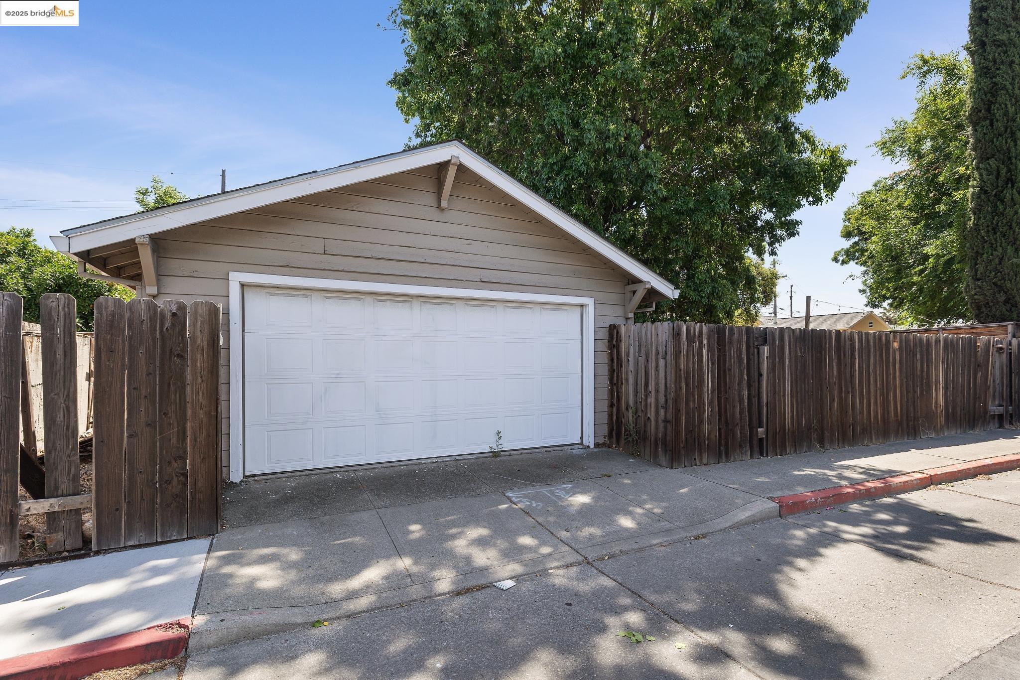 Detail Gallery Image 35 of 41 For 2670 Crescent Dr, Concord,  CA 94520 - 2 Beds | 2 Baths