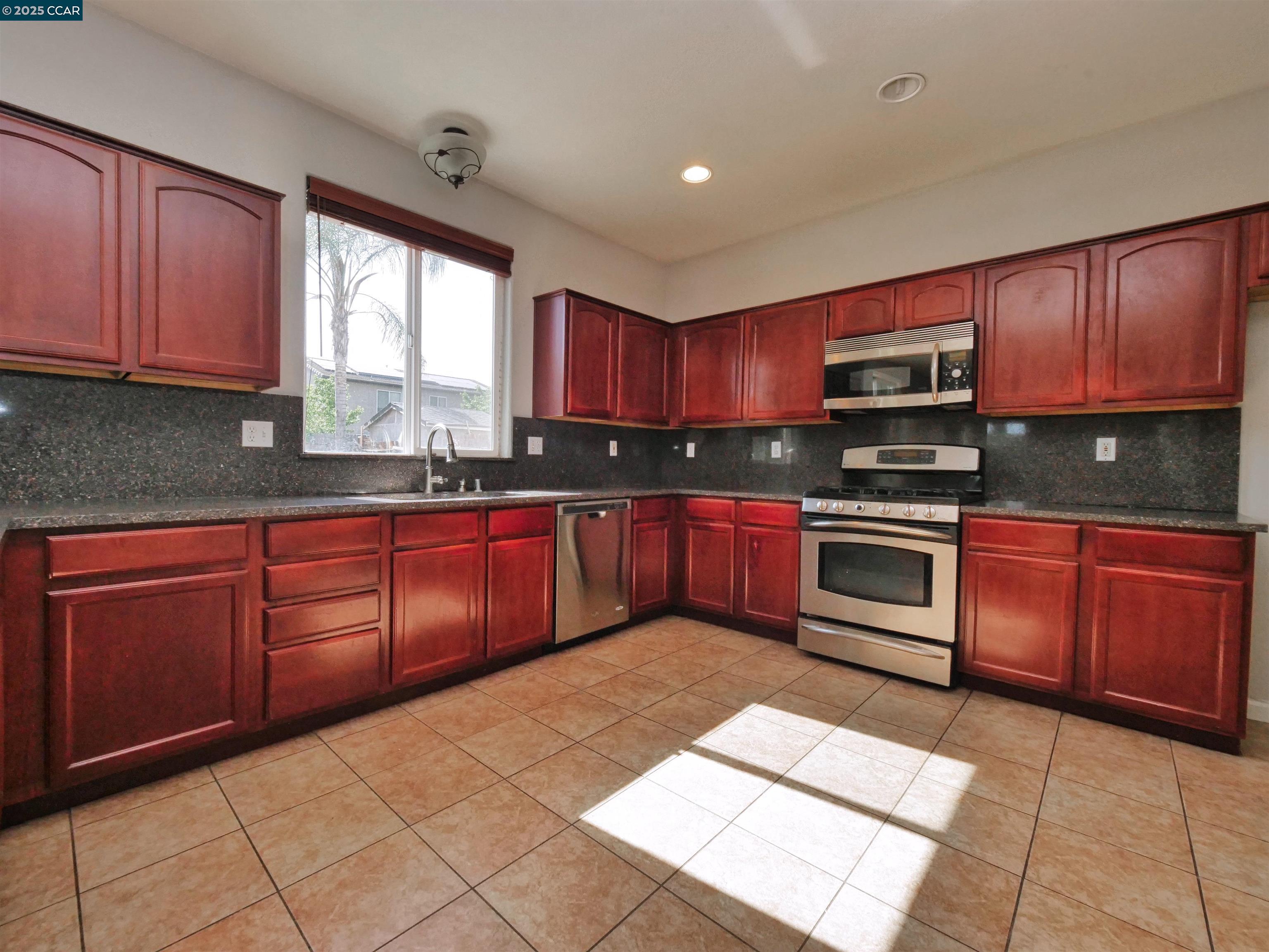 Detail Gallery Image 18 of 60 For 2035 Pasado Avenue, Manteca,  CA 95336-7070 - 4 Beds | 2/1 Baths