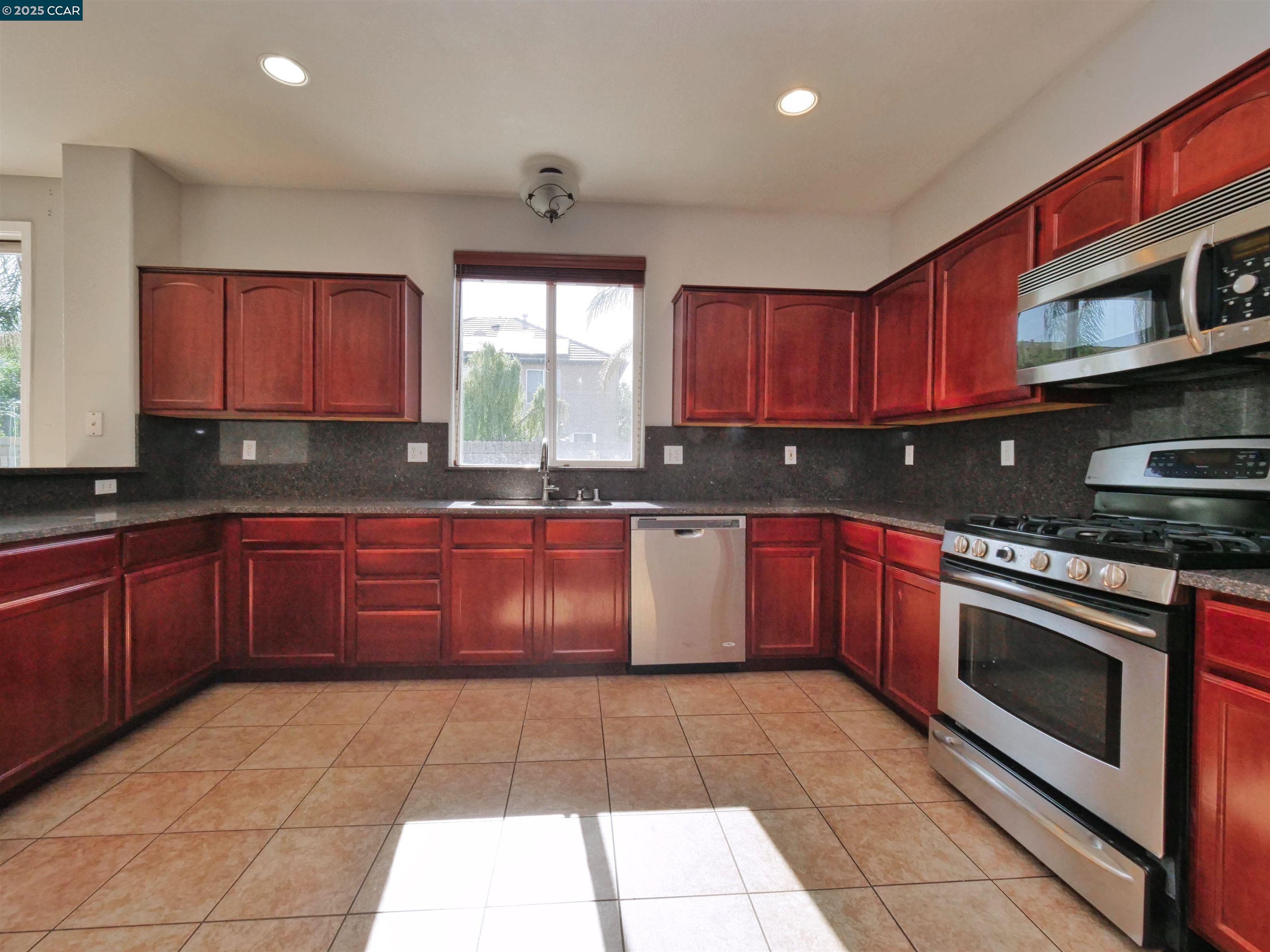 Detail Gallery Image 19 of 60 For 2035 Pasado Avenue, Manteca,  CA 95336-7070 - 4 Beds | 2/1 Baths