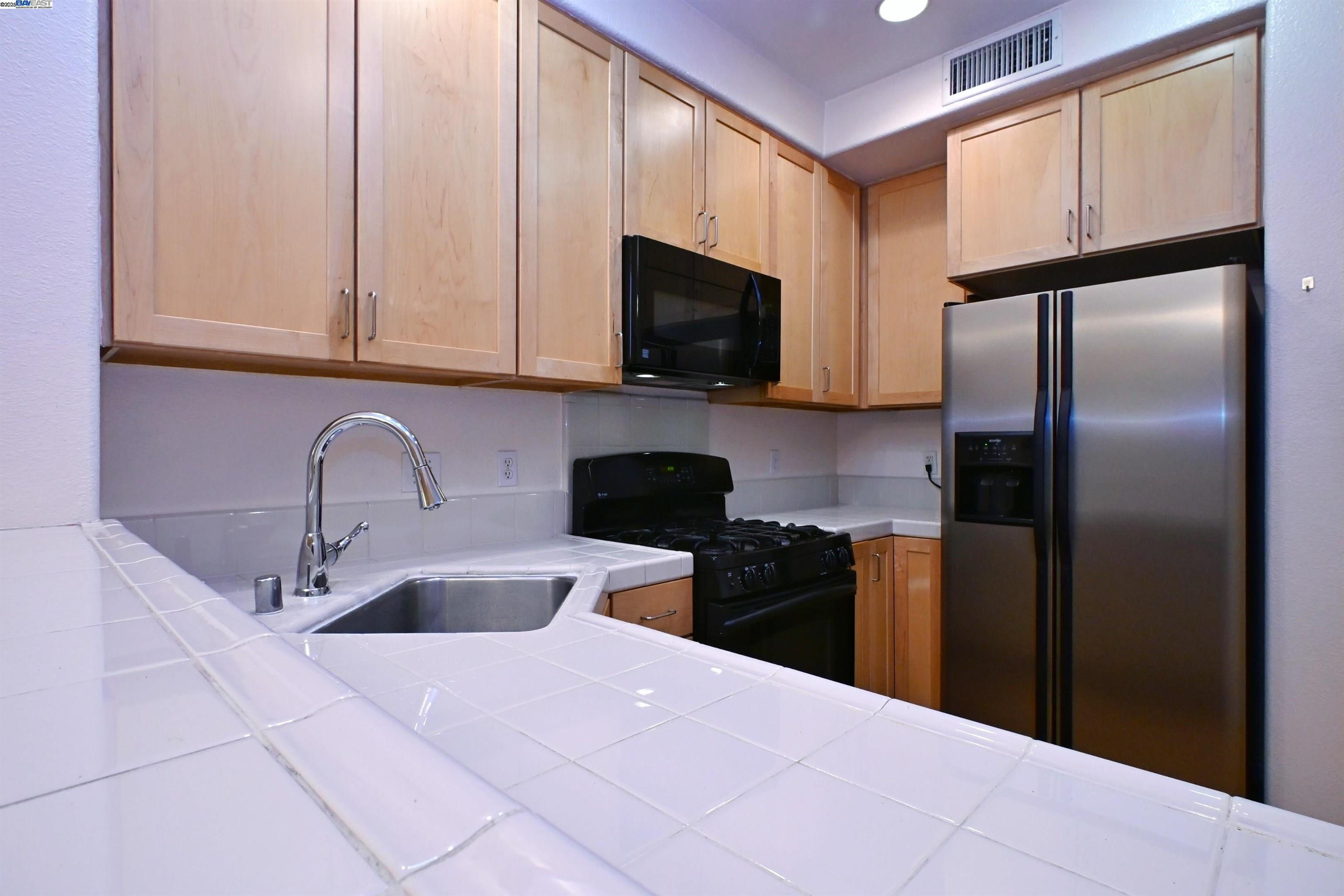 Detail Gallery Image 6 of 19 For 22894 Kingsford Way, Hayward,  CA 94541 - 3 Beds | 3 Baths