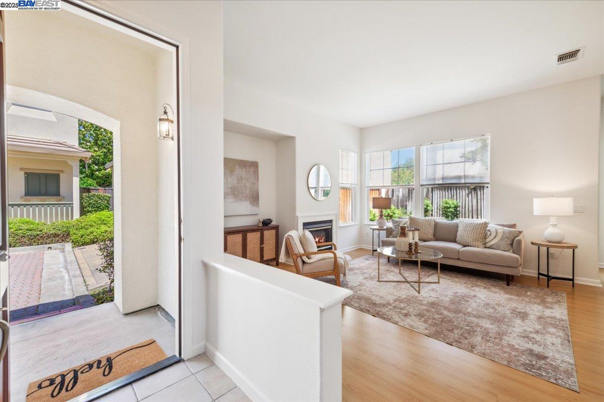 Detail Gallery Image 3 of 42 For 5129 Rappolla Ct, Pleasanton,  CA 94588 - 2 Beds | 2/1 Baths