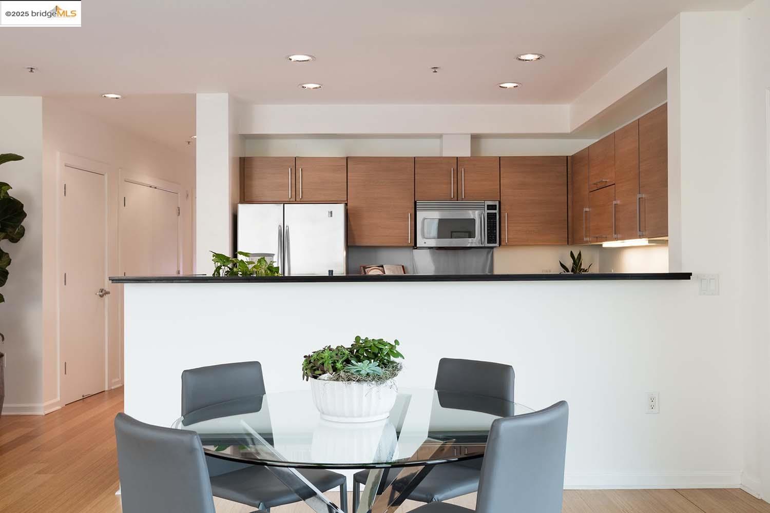 200 2nd Street # 215, Oakland, California 94607, 2 Bedrooms Bedrooms, 5 Rooms Rooms,2 BathroomsBathrooms,Residential Lease,For Rent,200 2nd Street # 215,41100137