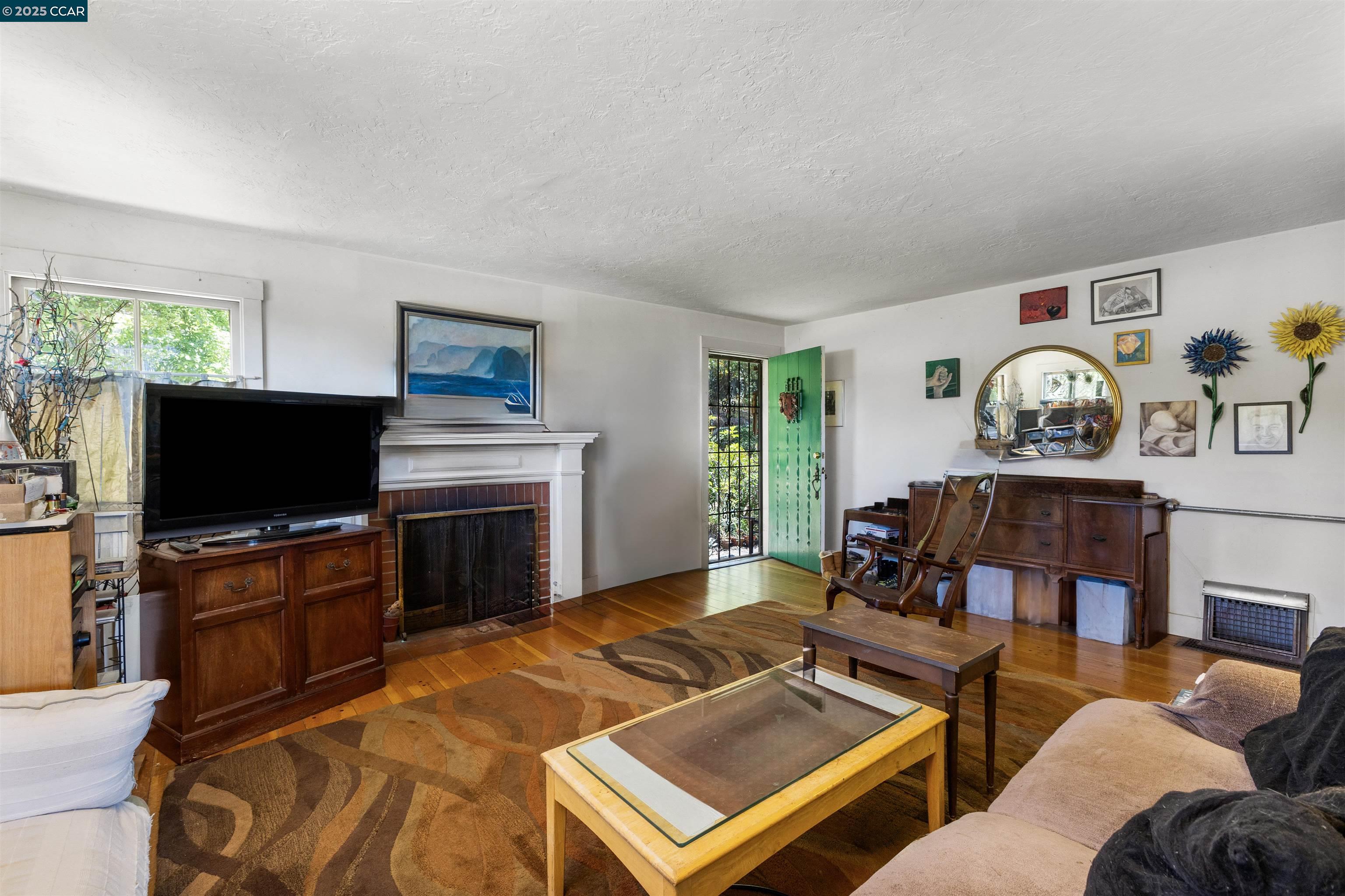 4210 Mountain View Ave, Oakland, California 94605, 2 Bedrooms Bedrooms, 6 Rooms Rooms,1 BathroomBathrooms,Residential,For Sale,4210 Mountain View Ave,41100146