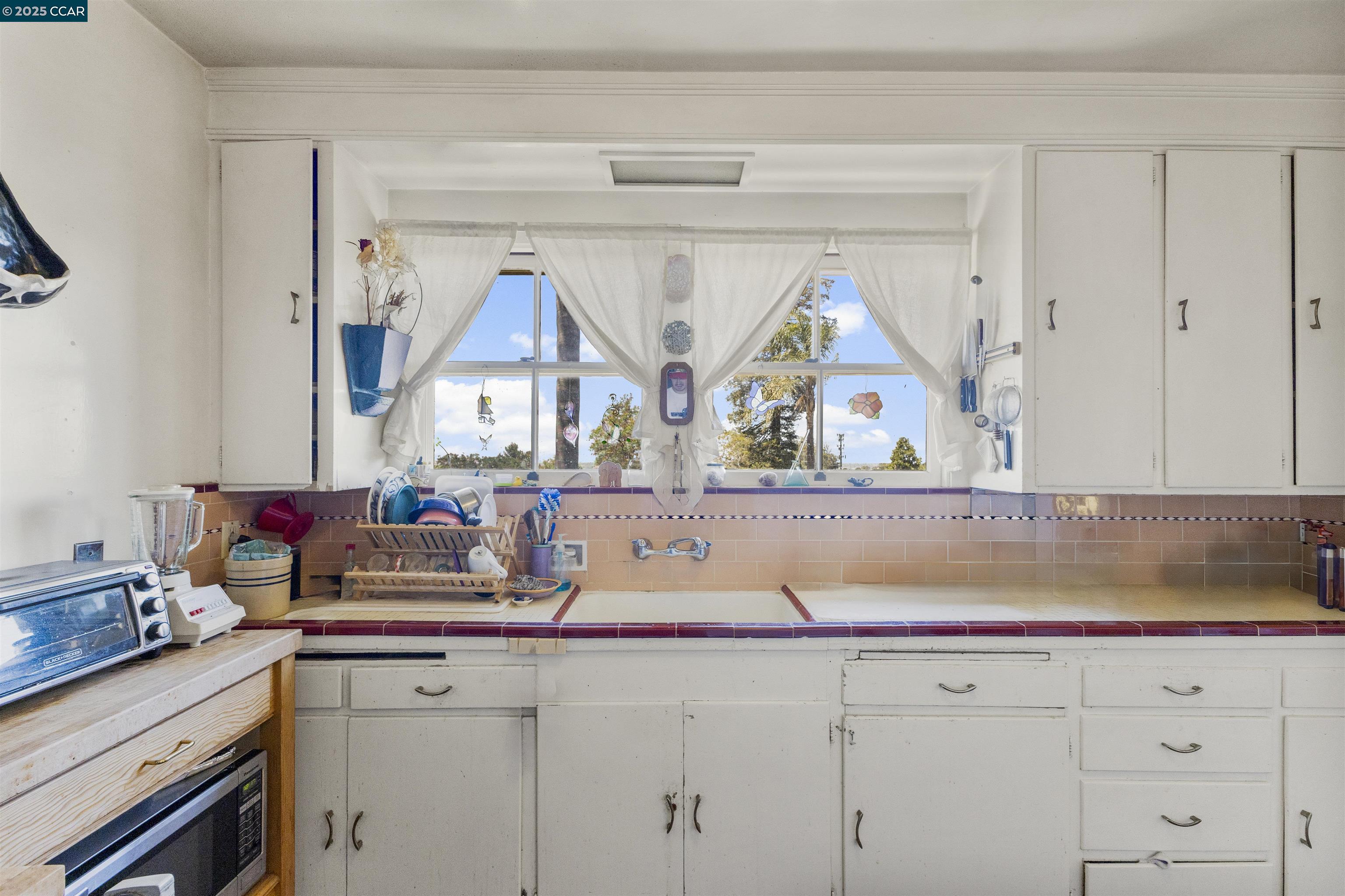 4210 Mountain View Ave, Oakland, California 94605, 2 Bedrooms Bedrooms, 6 Rooms Rooms,1 BathroomBathrooms,Residential,For Sale,4210 Mountain View Ave,41100146