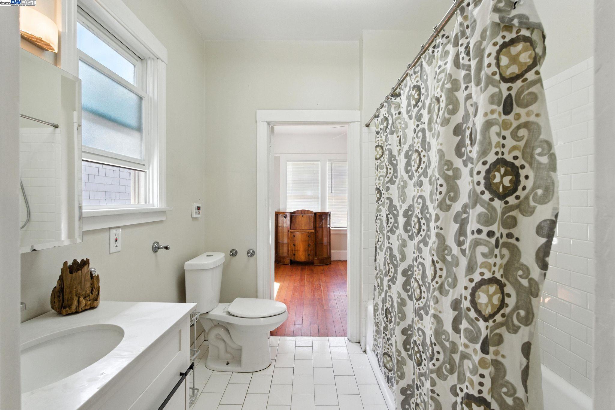 Detail Gallery Image 23 of 35 For 1829 Everett St, Alameda,  CA 94501 - 2 Beds | 1/1 Baths