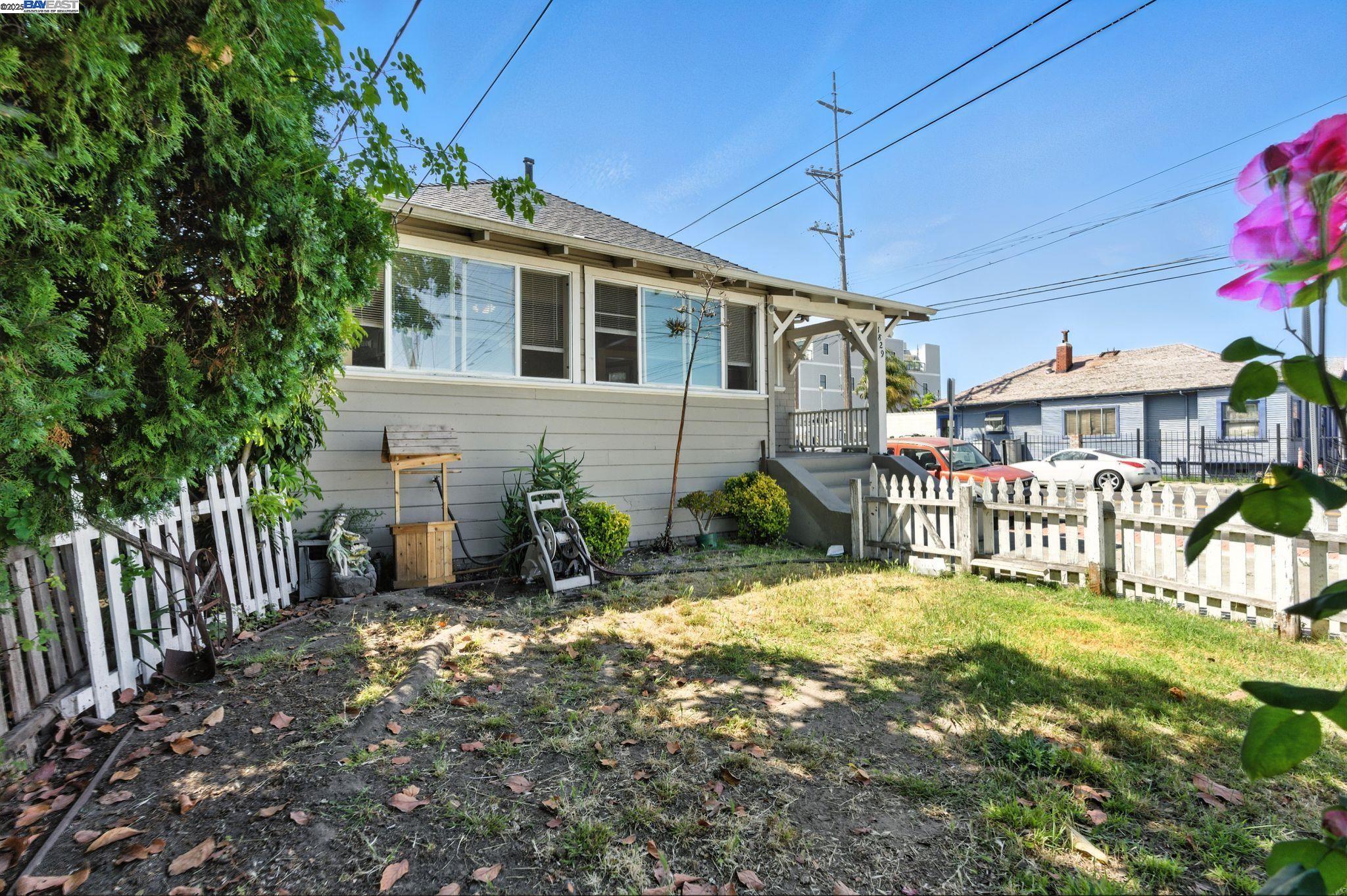 Detail Gallery Image 4 of 35 For 1829 Everett St, Alameda,  CA 94501 - 2 Beds | 1/1 Baths