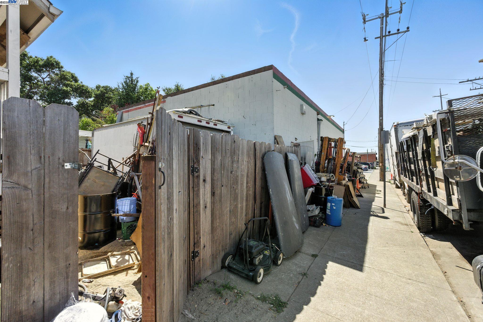 Detail Gallery Image 33 of 35 For 1829 Everett St, Alameda,  CA 94501 - 2 Beds | 1/1 Baths