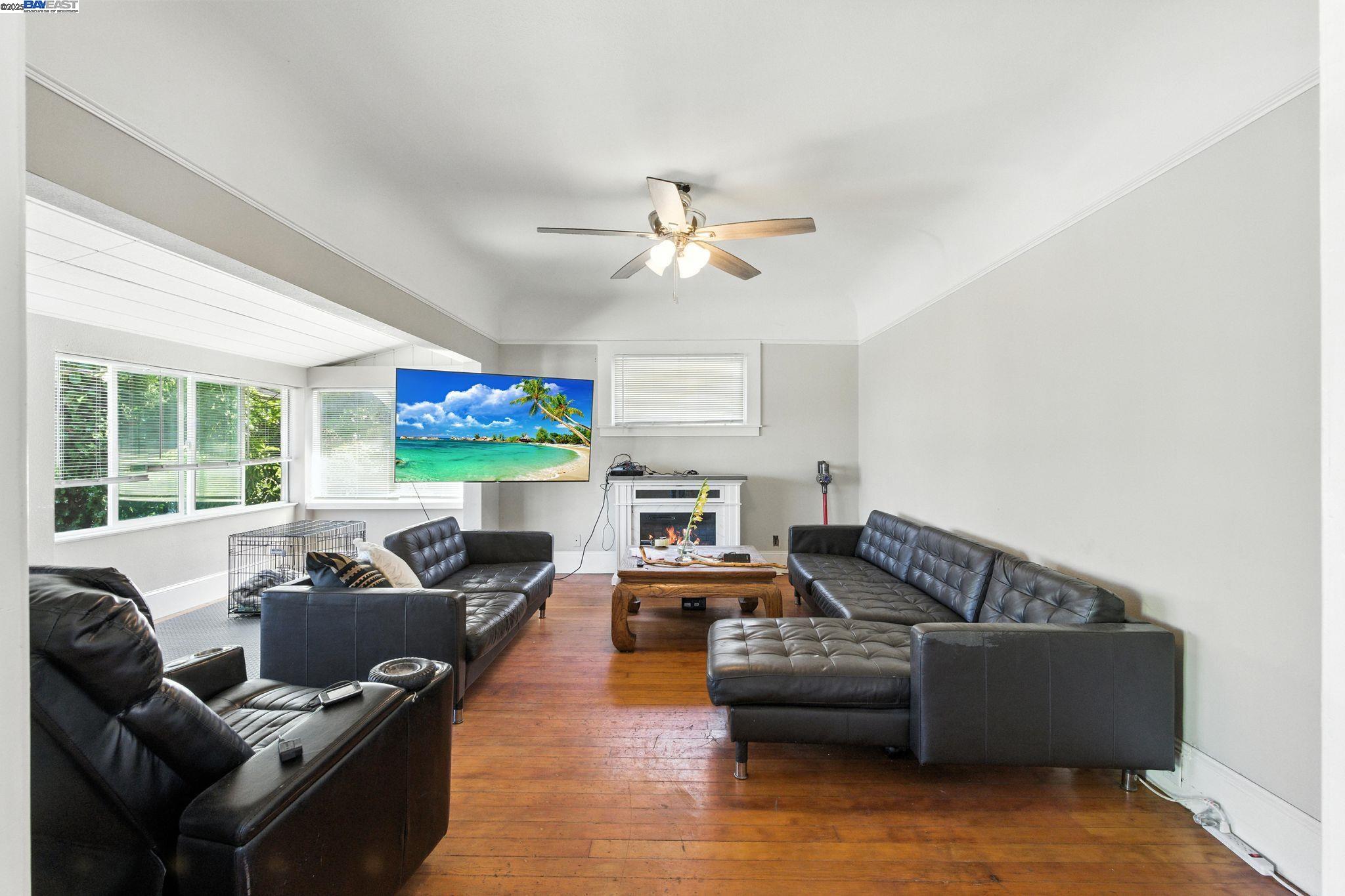 Detail Gallery Image 8 of 35 For 1829 Everett St, Alameda,  CA 94501 - 2 Beds | 1/1 Baths
