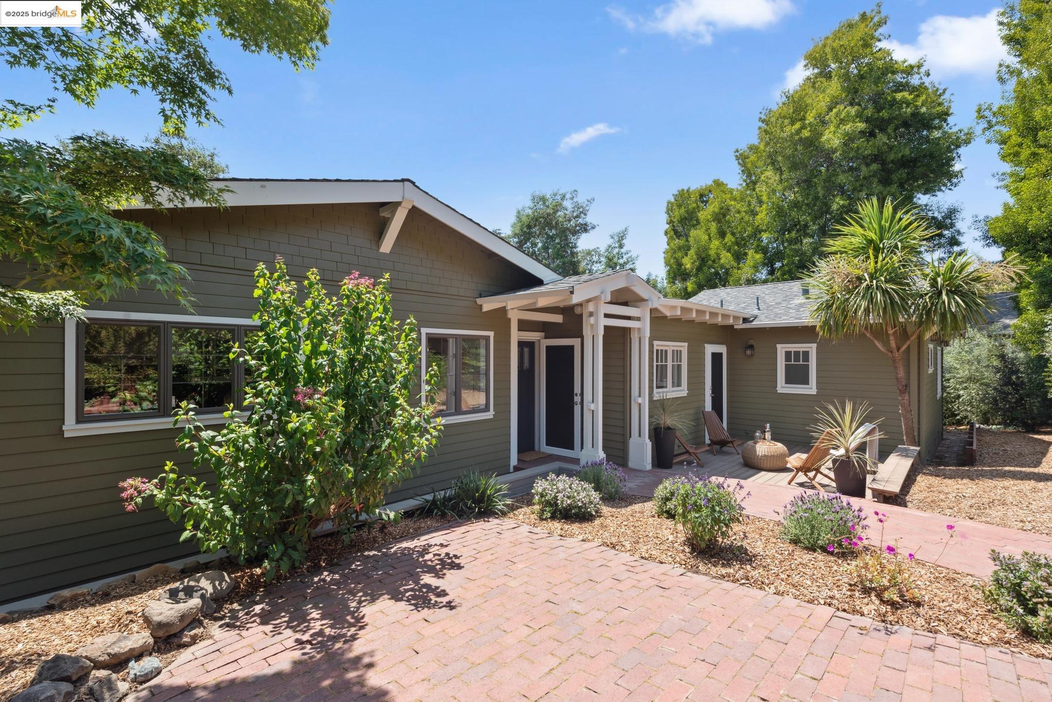 Detail Gallery Image 1 of 1 For 2181 Andrews St, Oakland,  CA 94611 - 4 Beds | 3 Baths