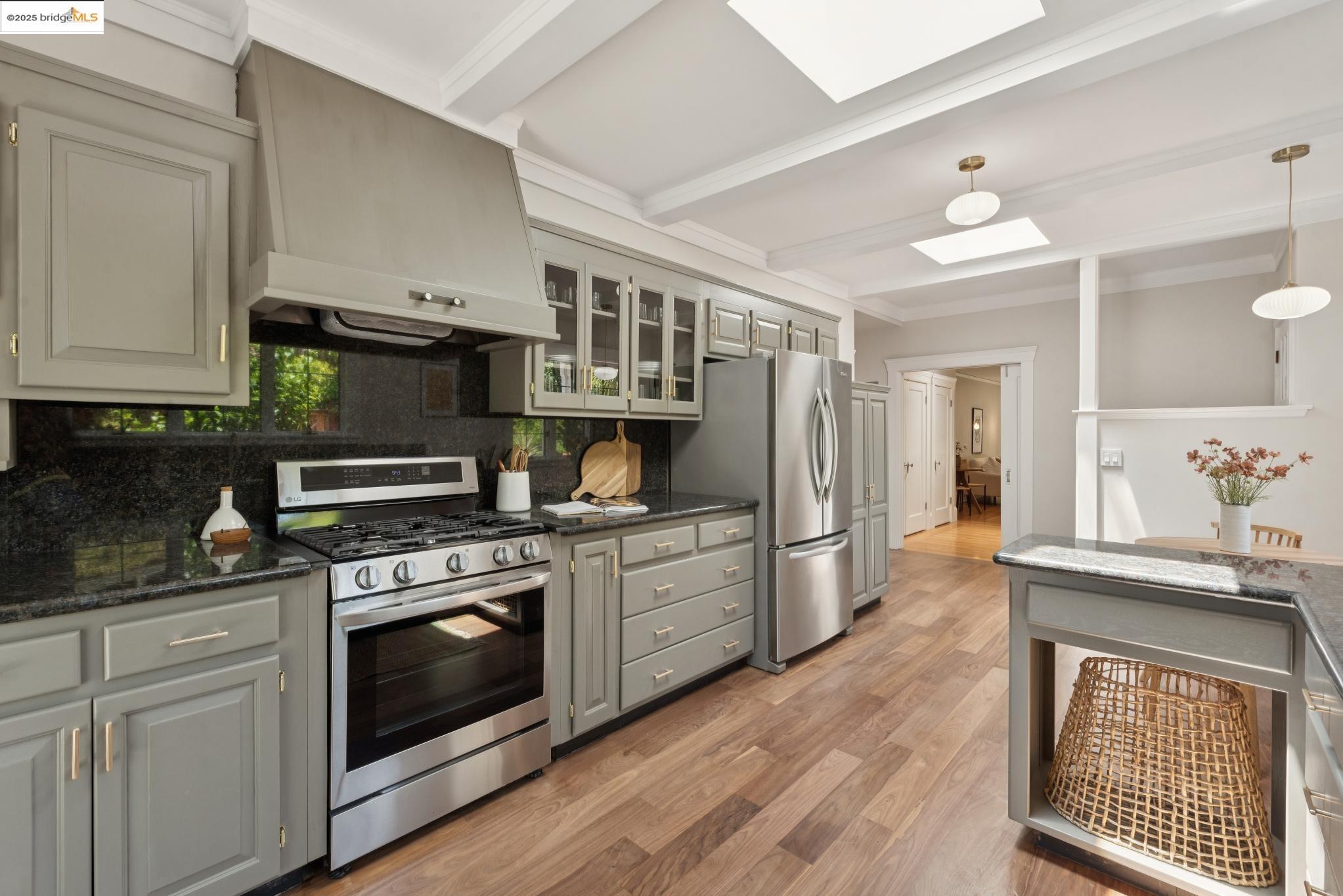 2181 Andrews St, Oakland, California 94611, 4 Bedrooms Bedrooms, 9 Rooms Rooms,3 BathroomsBathrooms,Residential,For Sale,2181 Andrews St,41100155