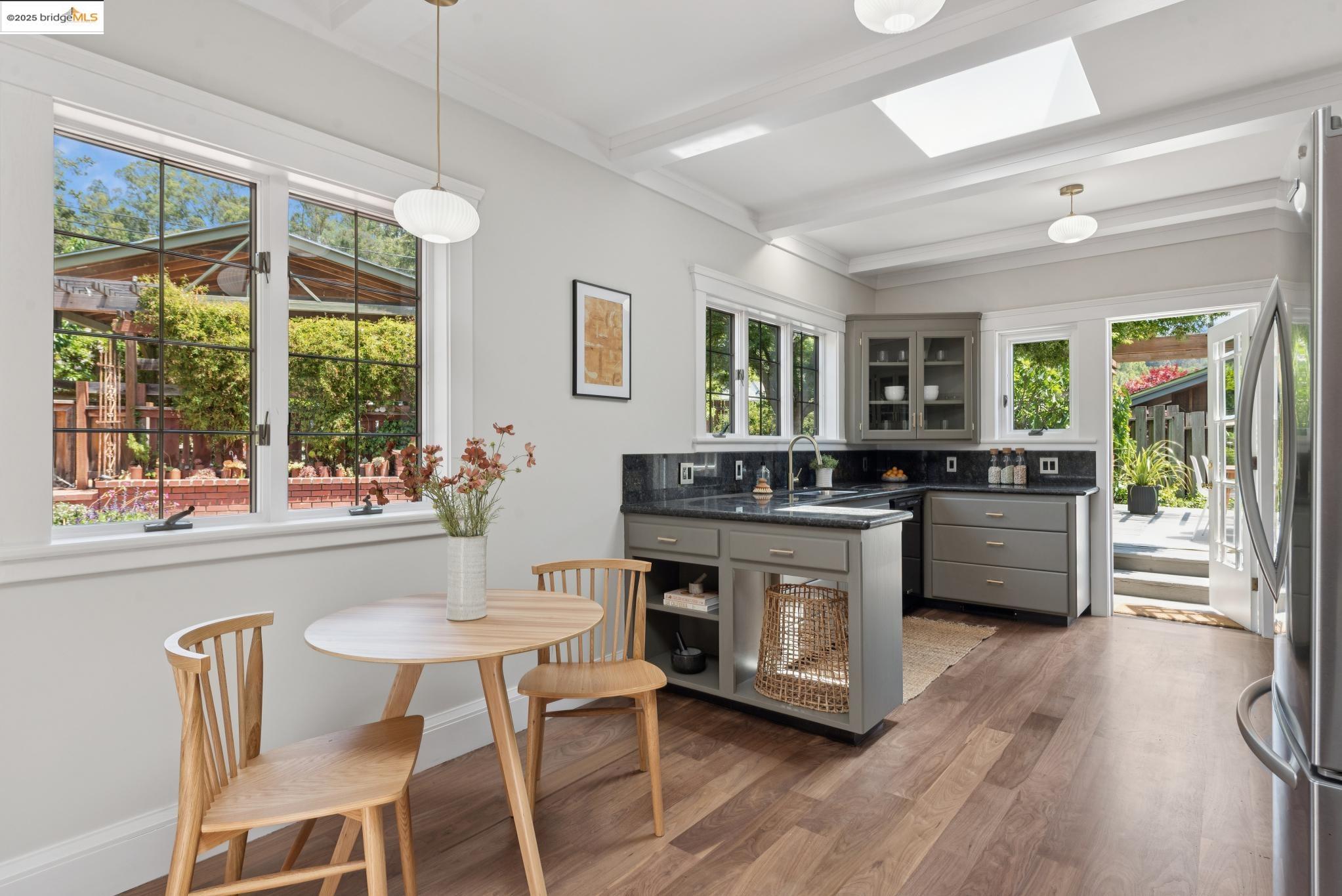 2181 Andrews St, Oakland, California 94611, 4 Bedrooms Bedrooms, 9 Rooms Rooms,3 BathroomsBathrooms,Residential,For Sale,2181 Andrews St,41100155