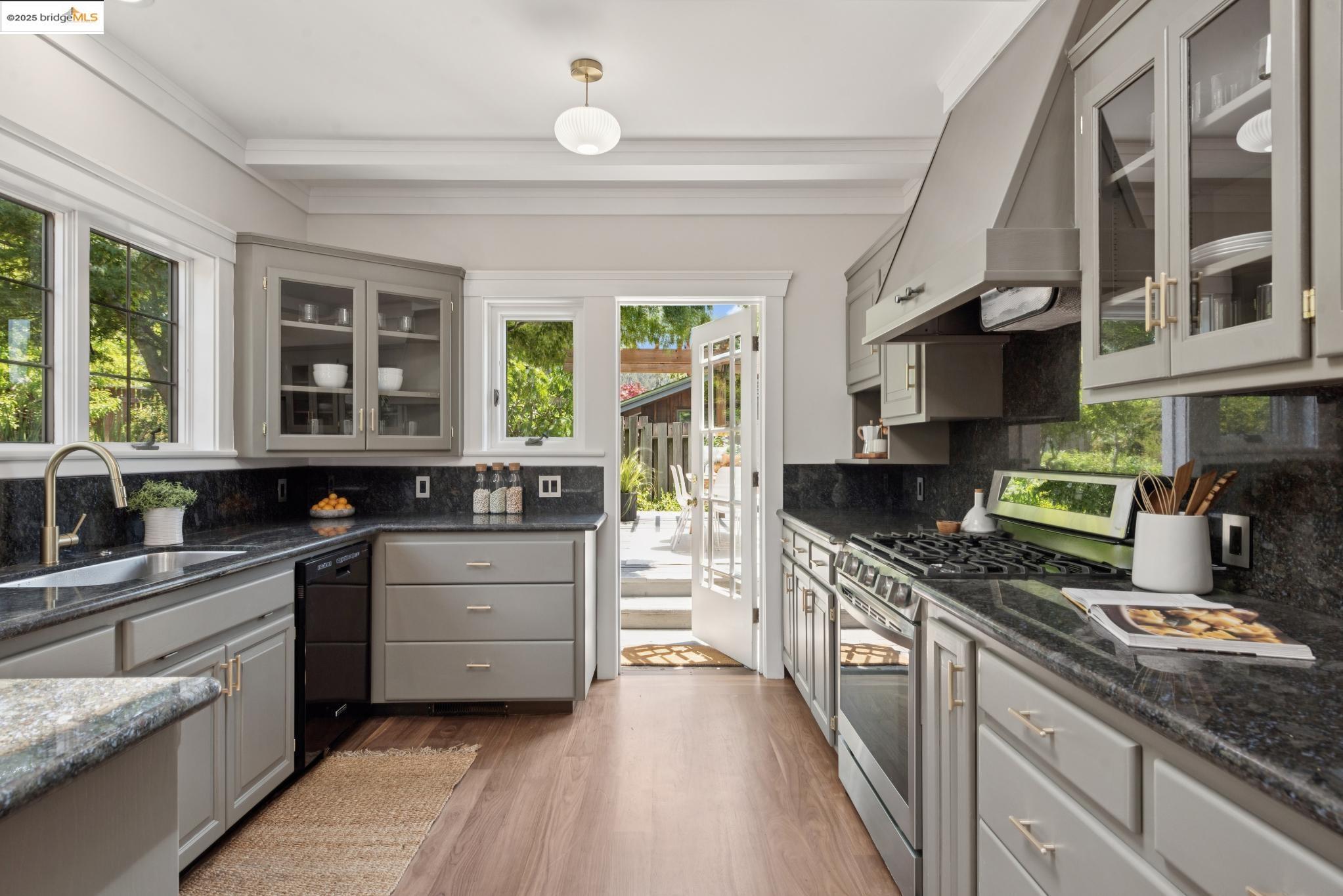 2181 Andrews St, Oakland, California 94611, 4 Bedrooms Bedrooms, 9 Rooms Rooms,3 BathroomsBathrooms,Residential,For Sale,2181 Andrews St,41100155