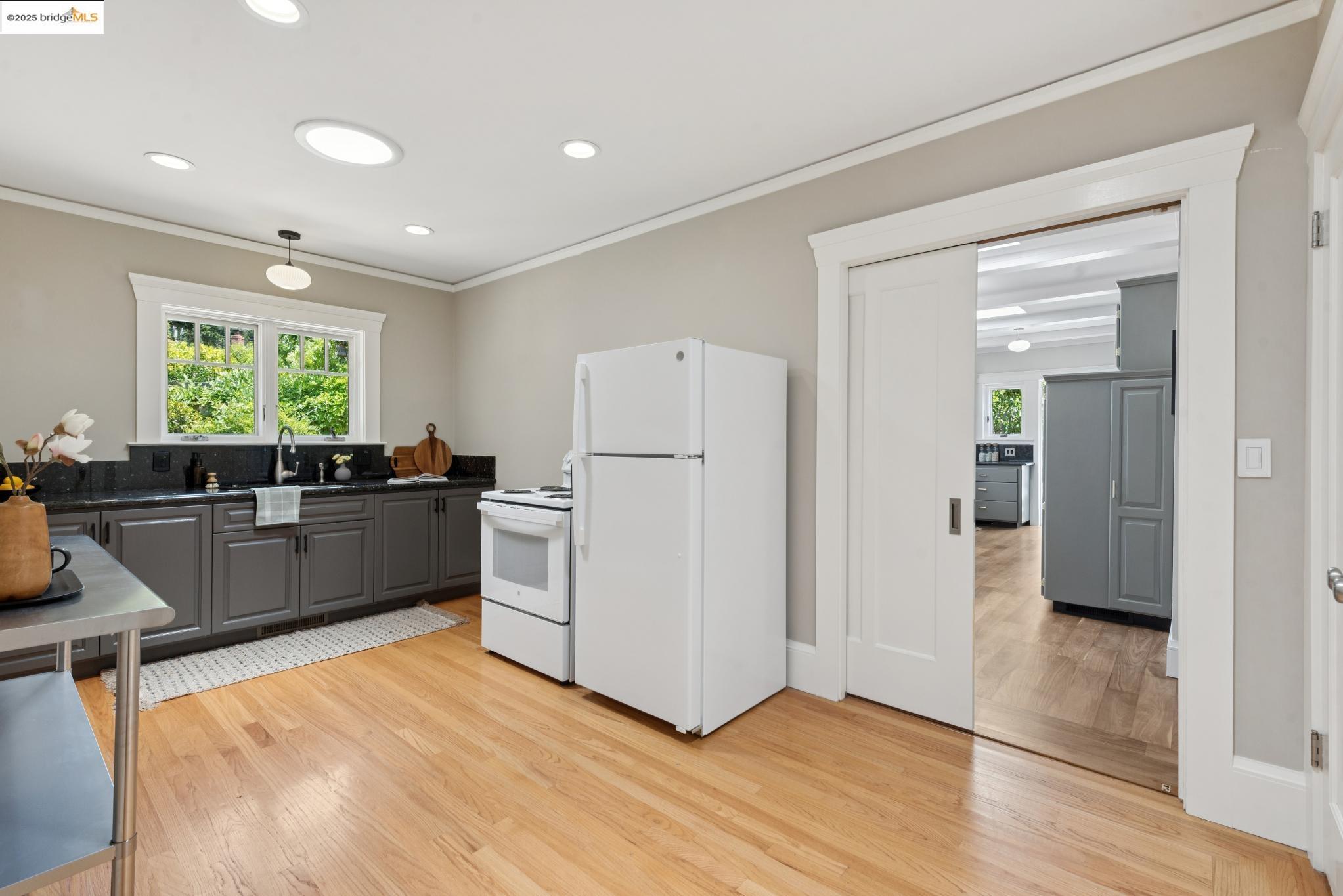 2181 Andrews St, Oakland, California 94611, 4 Bedrooms Bedrooms, 9 Rooms Rooms,3 BathroomsBathrooms,Residential,For Sale,2181 Andrews St,41100155