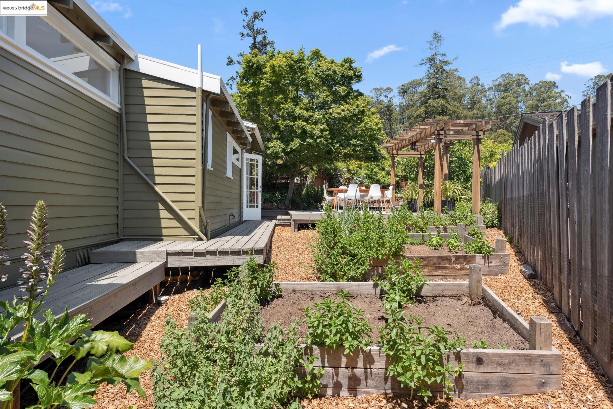2181 Andrews St, Oakland, California 94611, 4 Bedrooms Bedrooms, 9 Rooms Rooms,3 BathroomsBathrooms,Residential,For Sale,2181 Andrews St,41100155