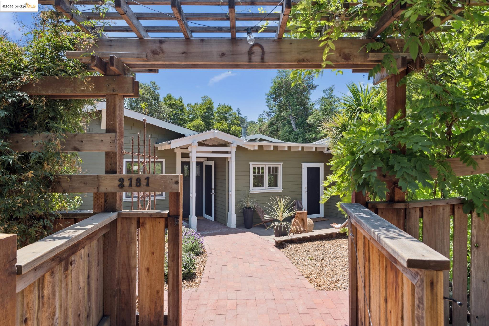 2181 Andrews St, Oakland, California 94611, 4 Bedrooms Bedrooms, 9 Rooms Rooms,3 BathroomsBathrooms,Residential,For Sale,2181 Andrews St,41100155