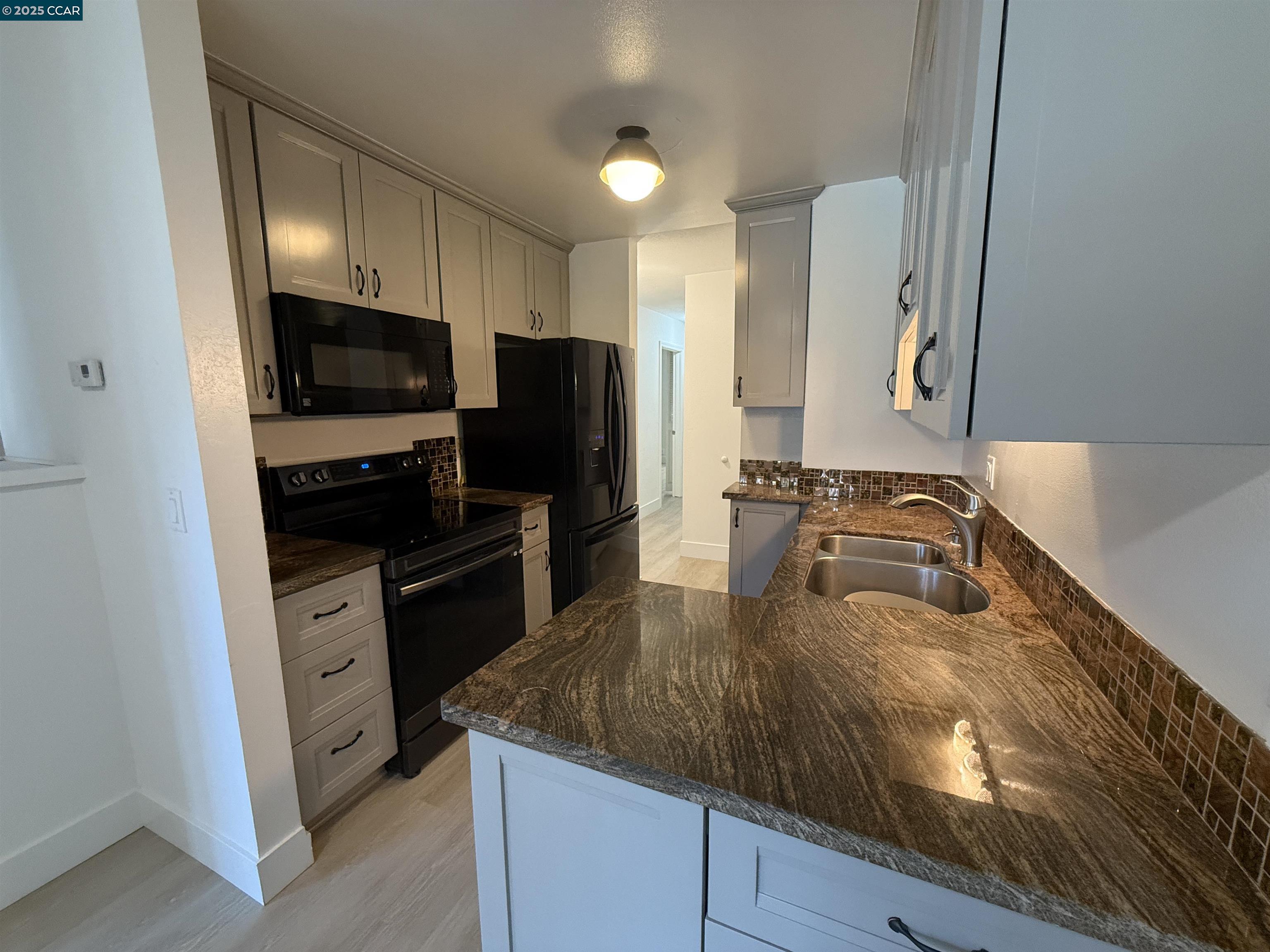 Detail Gallery Image 4 of 14 For 2564 Walnut Blvd #108,  Walnut Creek,  CA 94596 - 2 Beds | 2 Baths