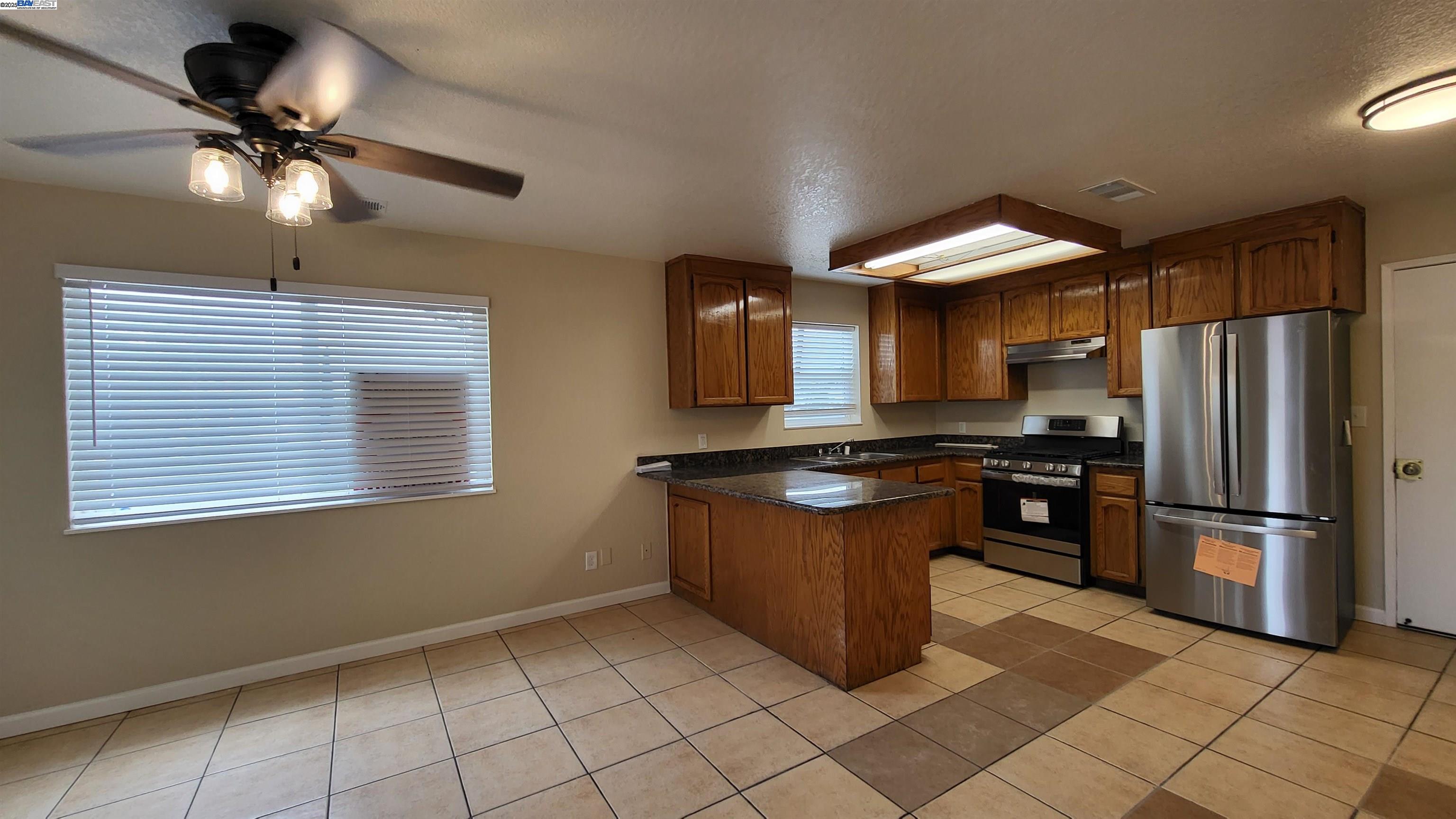 Detail Gallery Image 8 of 17 For 2137 Whitcomb Way, Modesto,  CA 95350 - – Beds | – Baths