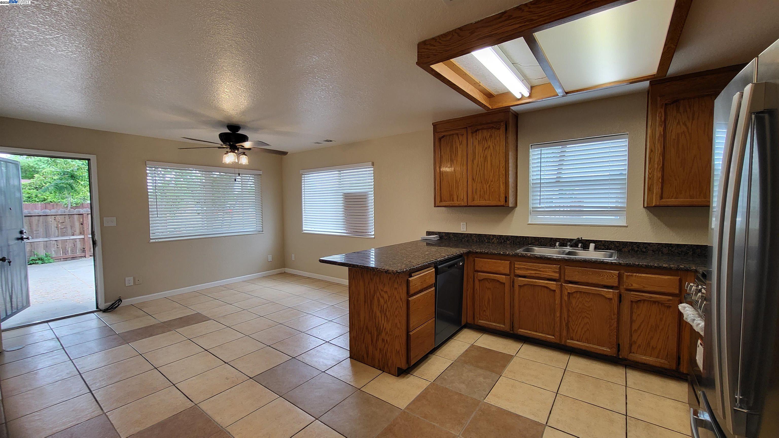Detail Gallery Image 9 of 17 For 2137 Whitcomb Way, Modesto,  CA 95350 - – Beds | – Baths