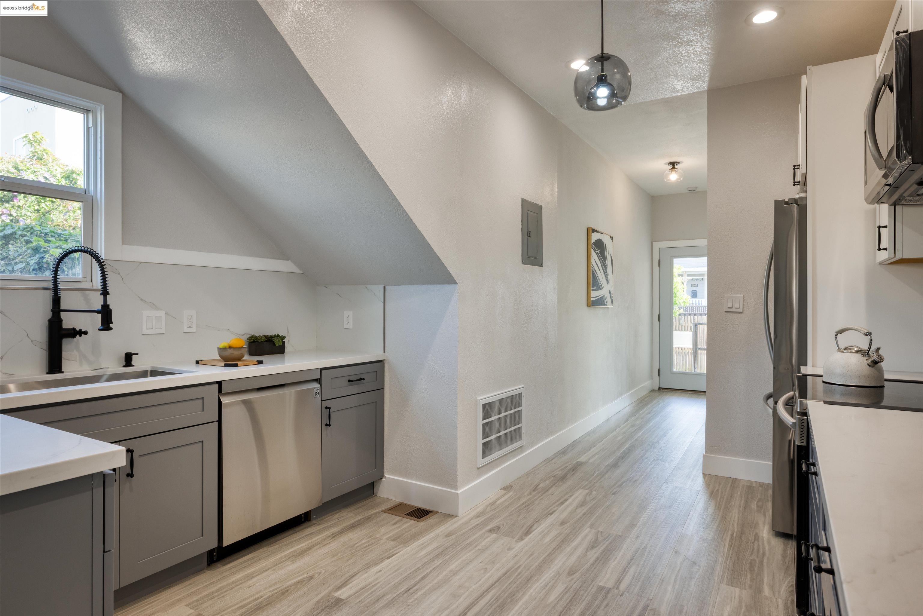 Detail Gallery Image 12 of 32 For 2914 Stanton St, Berkeley,  CA 94702 - – Beds | – Baths