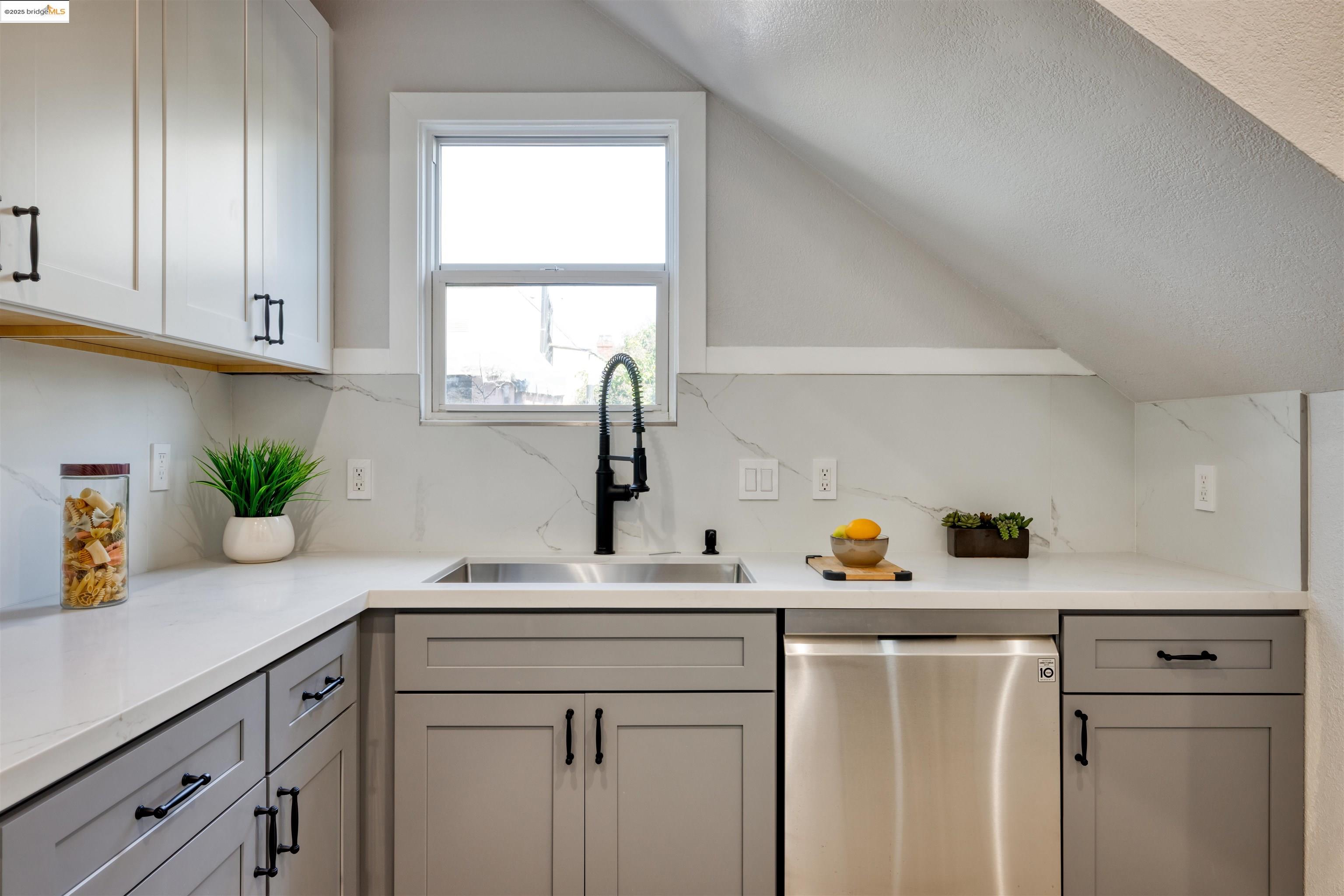 Detail Gallery Image 13 of 32 For 2914 Stanton St, Berkeley,  CA 94702 - – Beds | – Baths