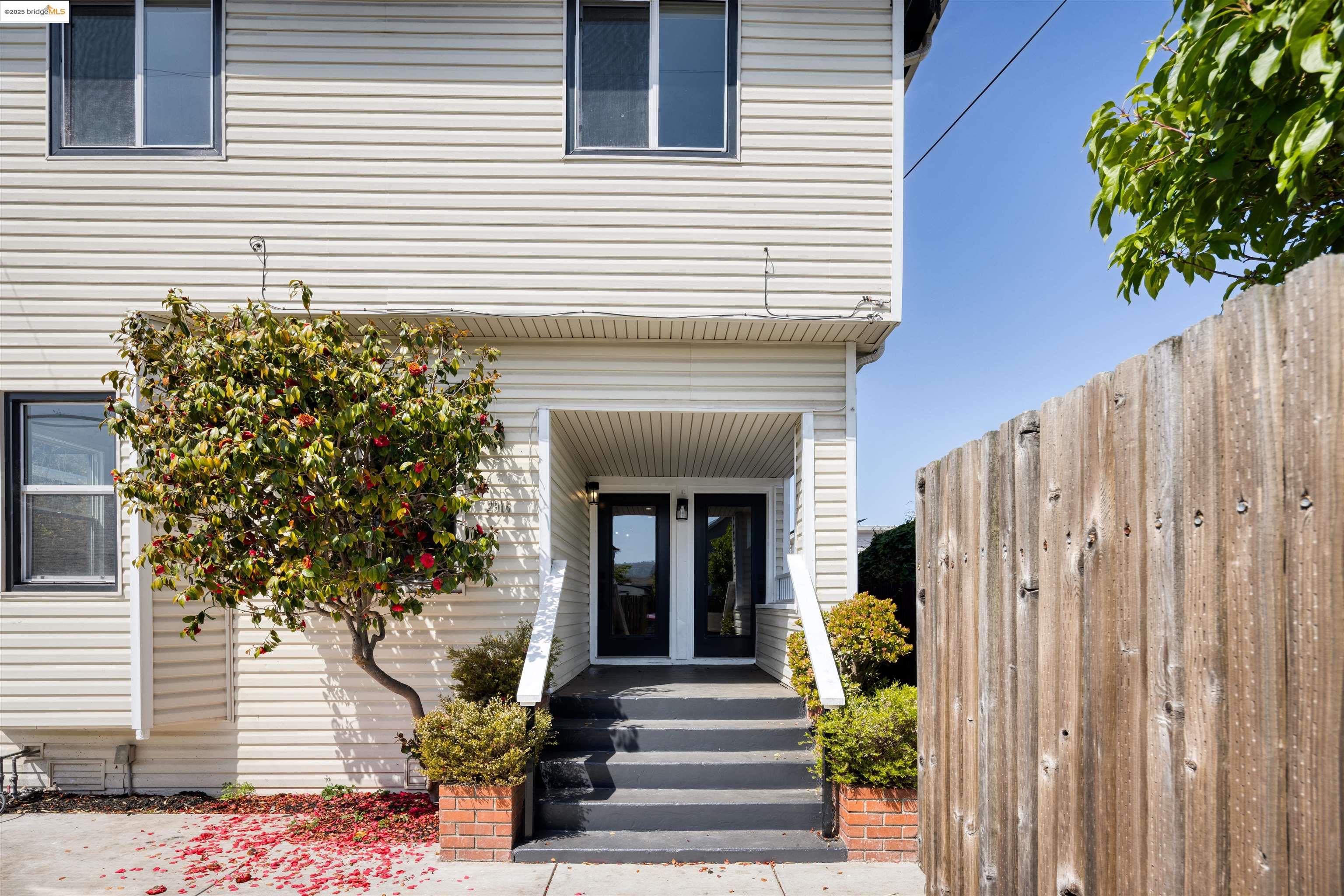 Detail Gallery Image 3 of 32 For 2914 Stanton St, Berkeley,  CA 94702 - – Beds | – Baths