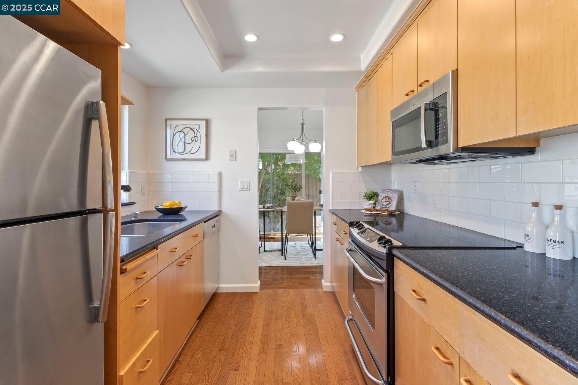 Detail Gallery Image 6 of 29 For 1911 Morse St, Santa Clara,  CA 95050 - 3 Beds | 2 Baths