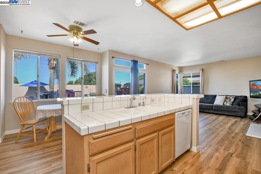 Detail Gallery Image 12 of 37 For 2218 Newport Ct., Discovery Bay,  CA 94505 - 4 Beds | 3 Baths
