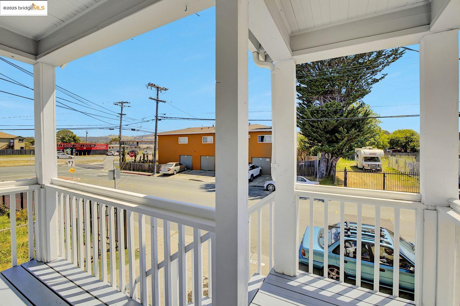 Detail Gallery Image 3 of 46 For 319 S 37th St, Richmond,  CA 94804 - 4 Beds | 2 Baths