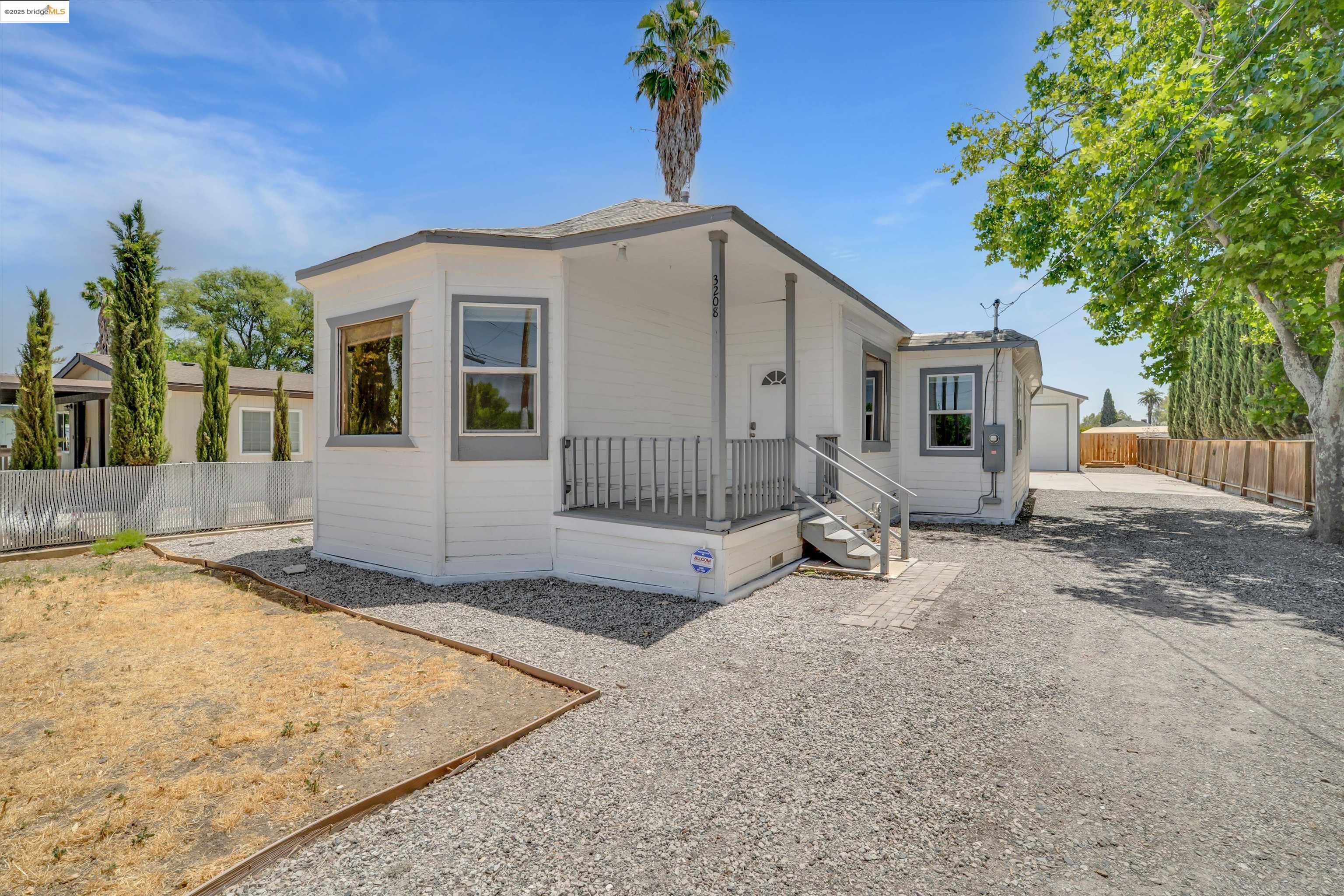 Detail Gallery Image 1 of 27 For 3208 Hosie Ave, Byron,  CA 94514 - 3 Beds | 1 Baths