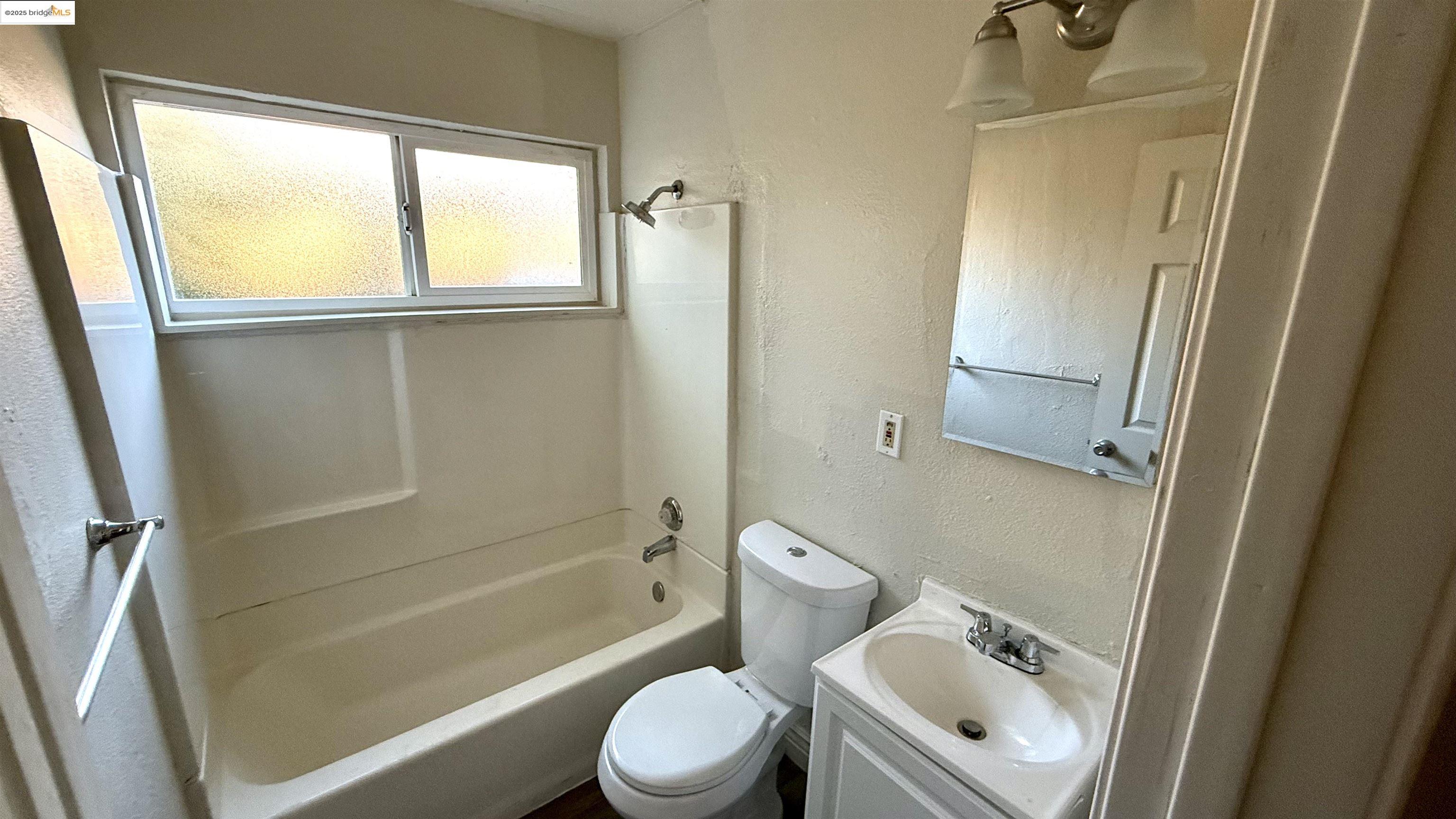 Detail Gallery Image 4 of 7 For 10100 Walnut #2,  Oakland,  CA 94603 - 2 Beds | 1 Baths