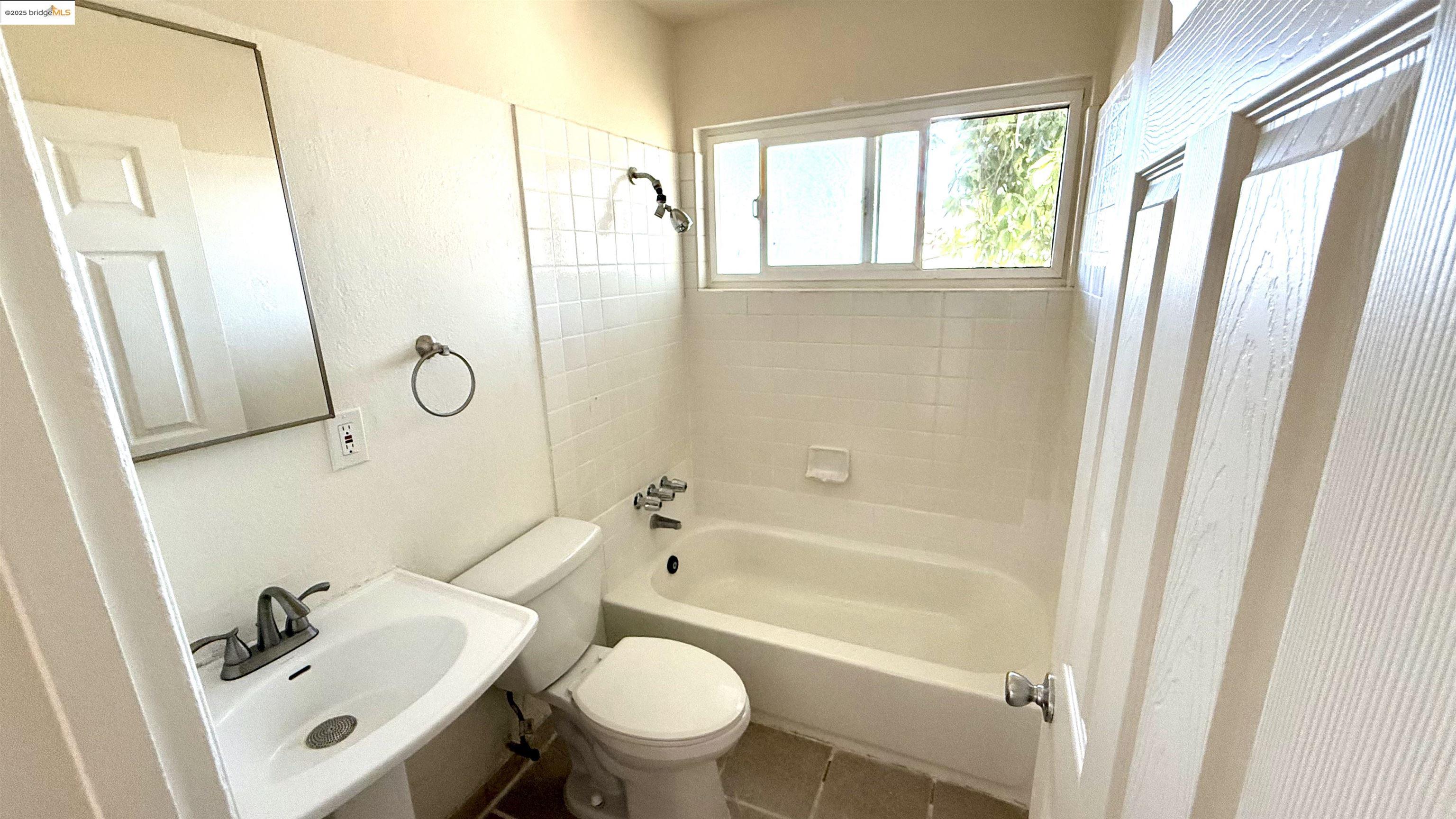 Detail Gallery Image 3 of 11 For 10100 Walnut #3,  Oakland,  CA 94603 - 4 Beds | 1 Baths